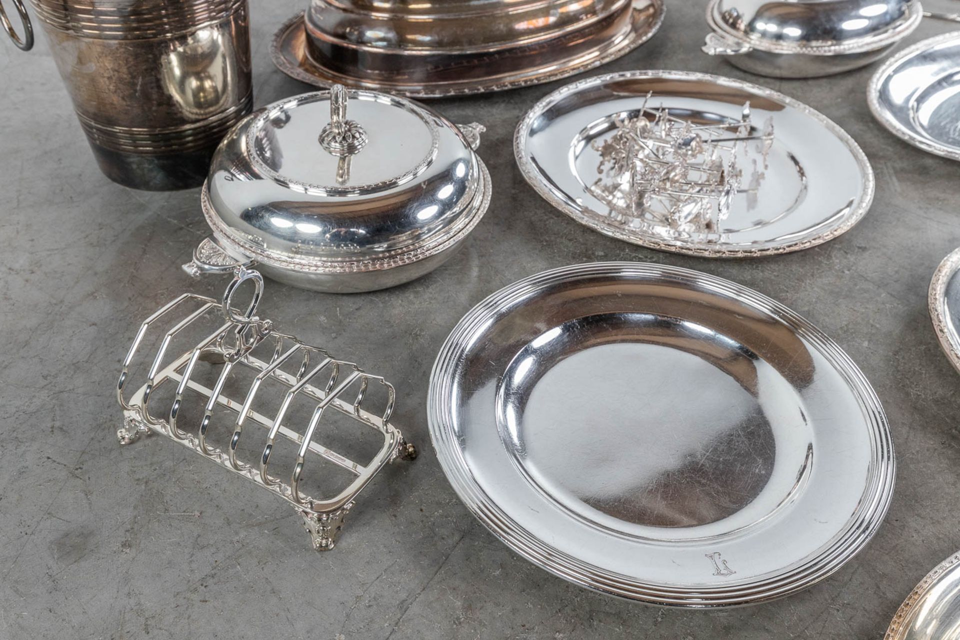 A large collection of table accessories and serving ware, silver-plated metal. (L: 32 x W: 48 cm) - Image 7 of 10