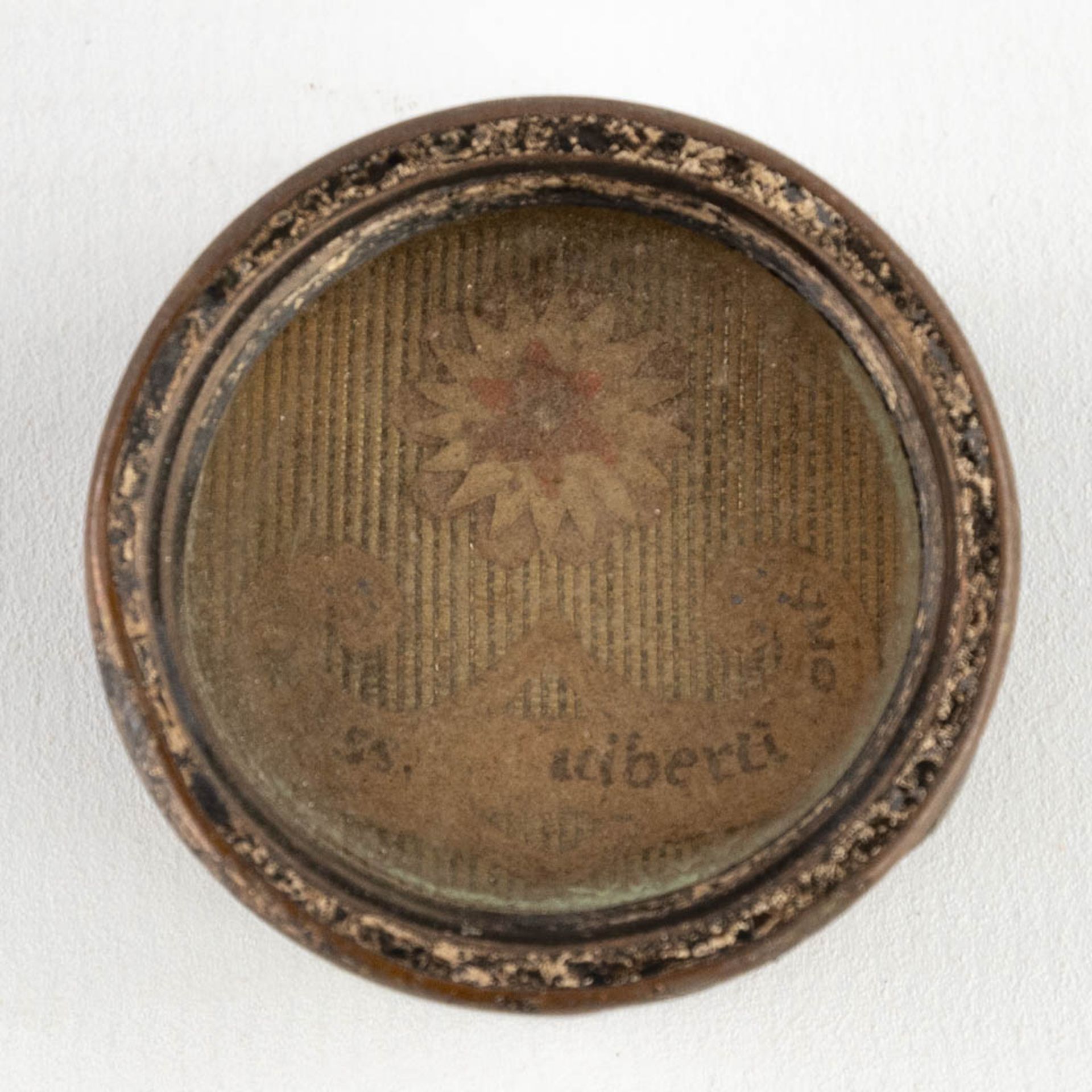 A sealed theca with a relic Ex Ossibus Sancti Guiberti Confesoris. (D: 3,4 cm)