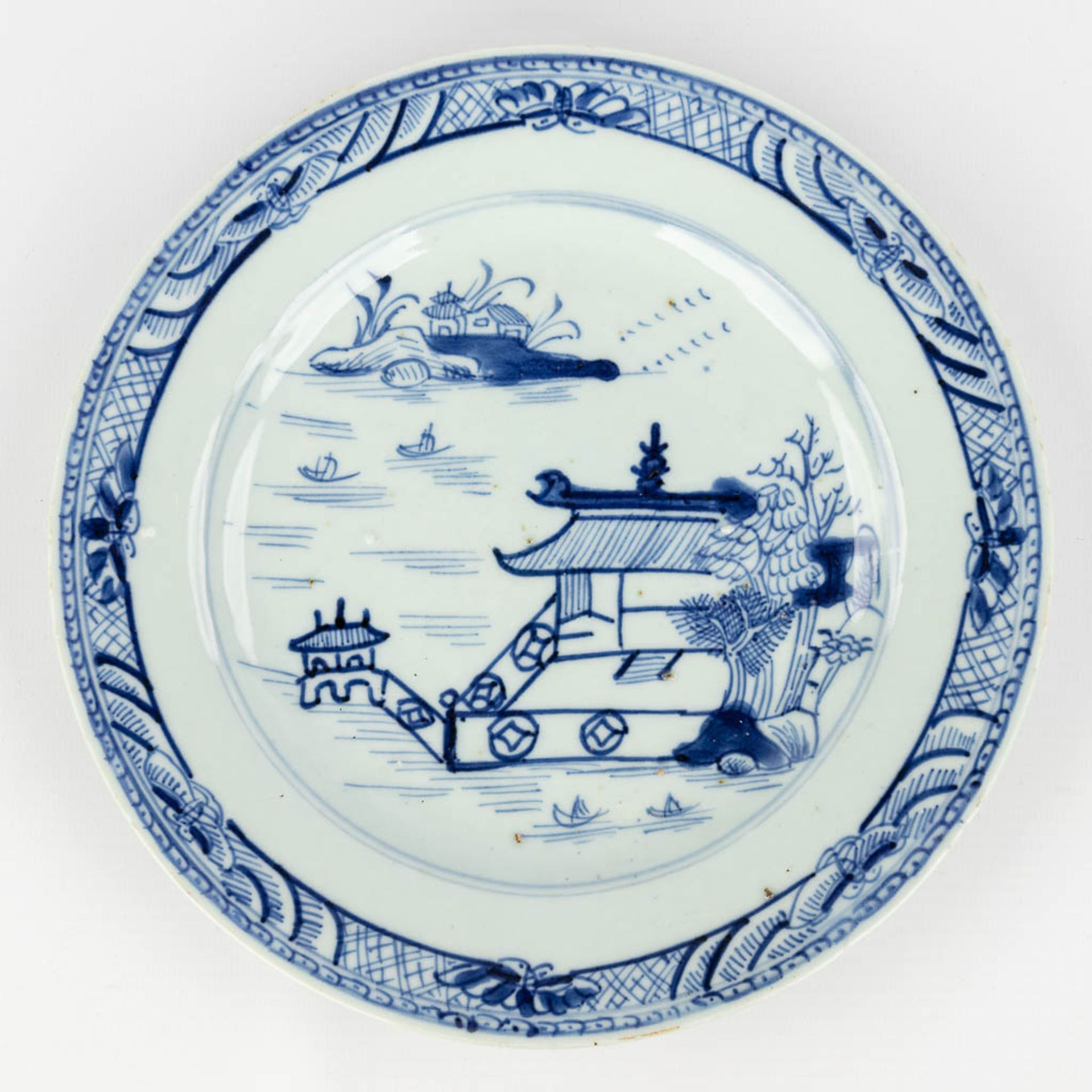 A collection of 10 Chinese porcelain plates with blue-white decor. 19th/20th century. (D: 35 cm) - Bild 15 aus 23