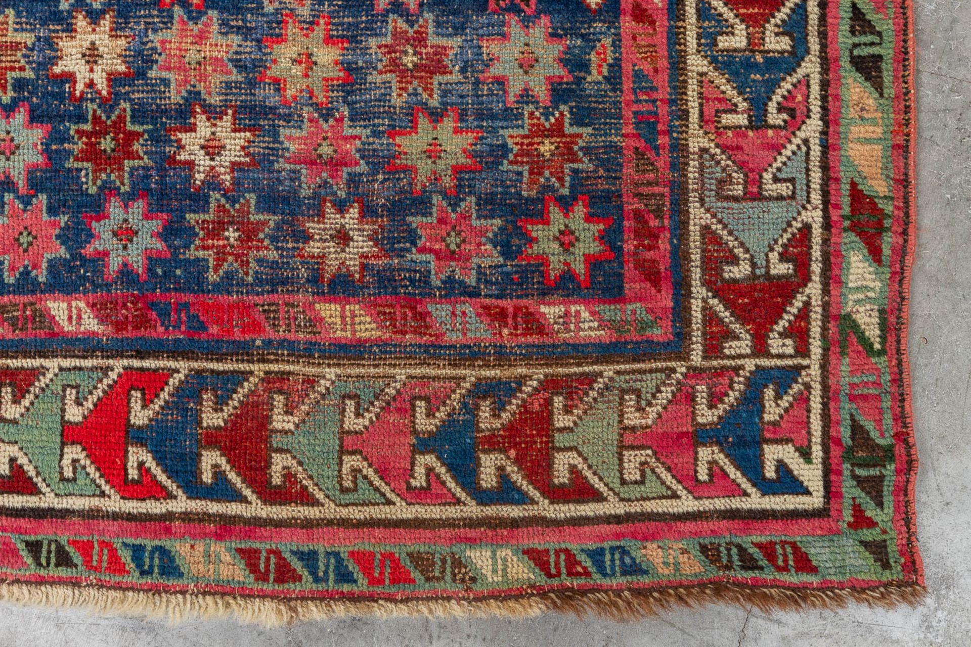 An antique hand-made Oriental prayer carpet, Karabach. (L: 134 x W: 96 cm) - Image 5 of 6