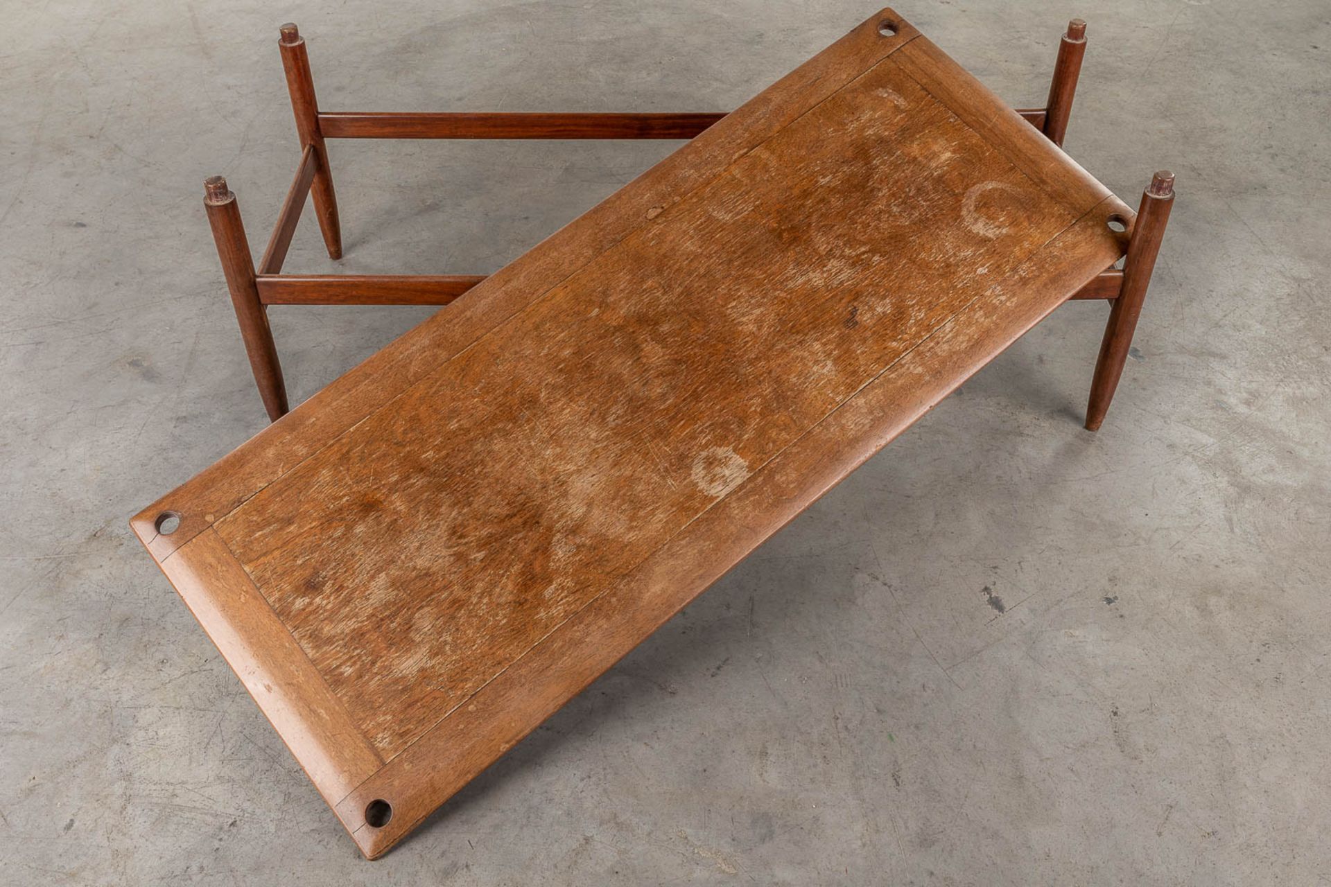 A mid-century coffee table with a reversible top, teak. Circa 1960. (L: 42 x W: 40 x H: 125 cm) - Image 15 of 15