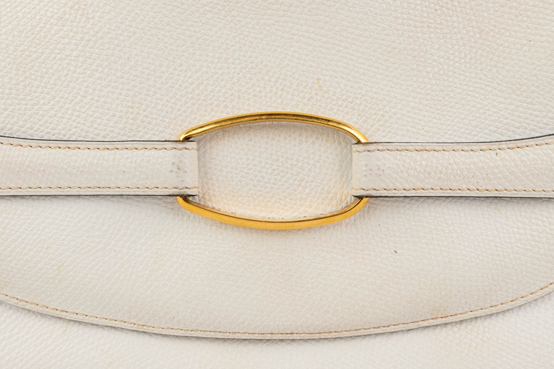 Delvaux, a handbag made of white leather with gold-plated elements. (W: 26 x H: 19 cm) - Bild 13 aus 19