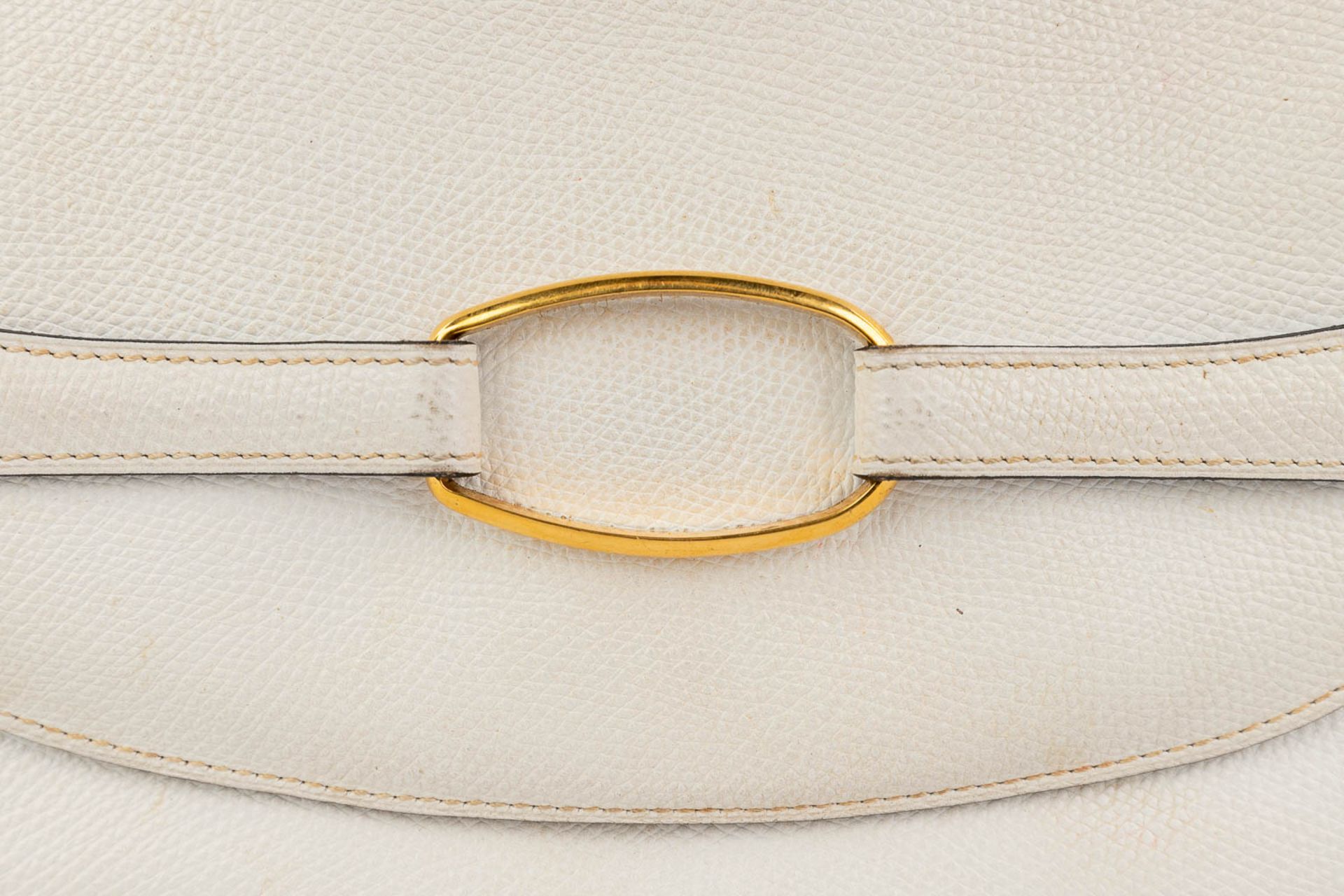 Delvaux, a handbag made of white leather with gold-plated elements. (W: 26 x H: 19 cm) - Image 13 of 19