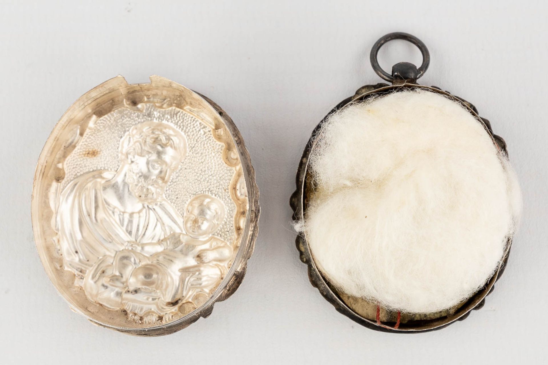 A set of 5 relics in a silver theca, with a repousse image of Joseph and Jesus. 19th century. (W: 4 - Image 10 of 10