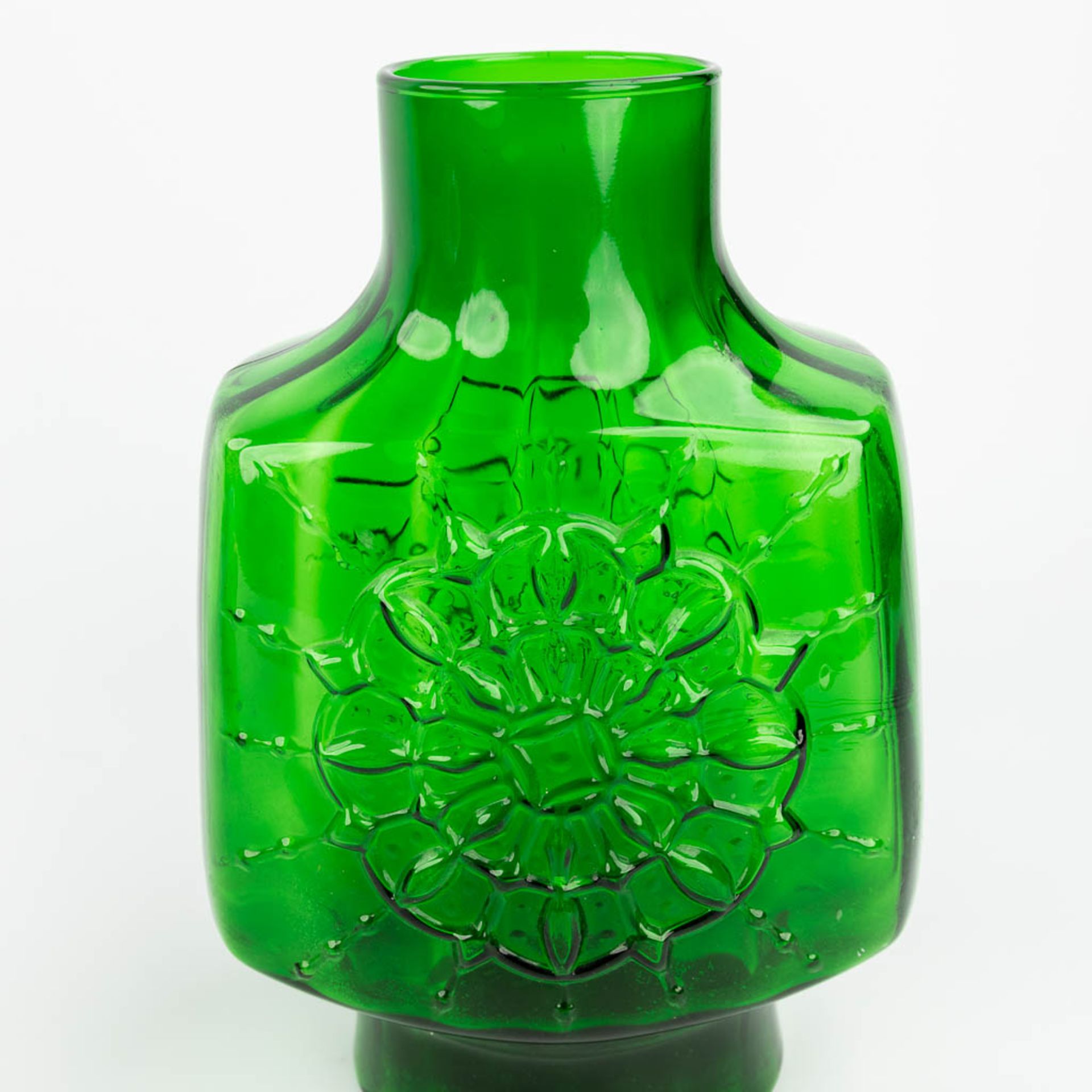 A collection of 5 glass vases, made in Murano, Italy and Scandinavia. (H: 45 x D: 10 cm) - Image 10 of 13