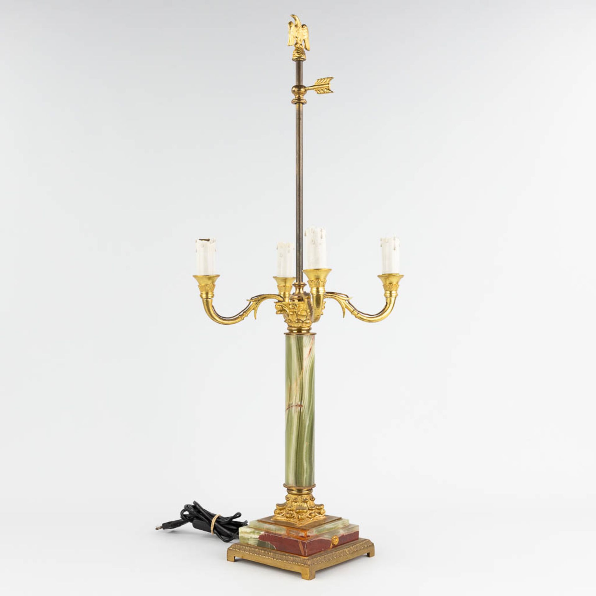 A table lamp, brass and onyx. 20th century. (L: 30 x W: 30 x H: 77 cm) - Image 3 of 13
