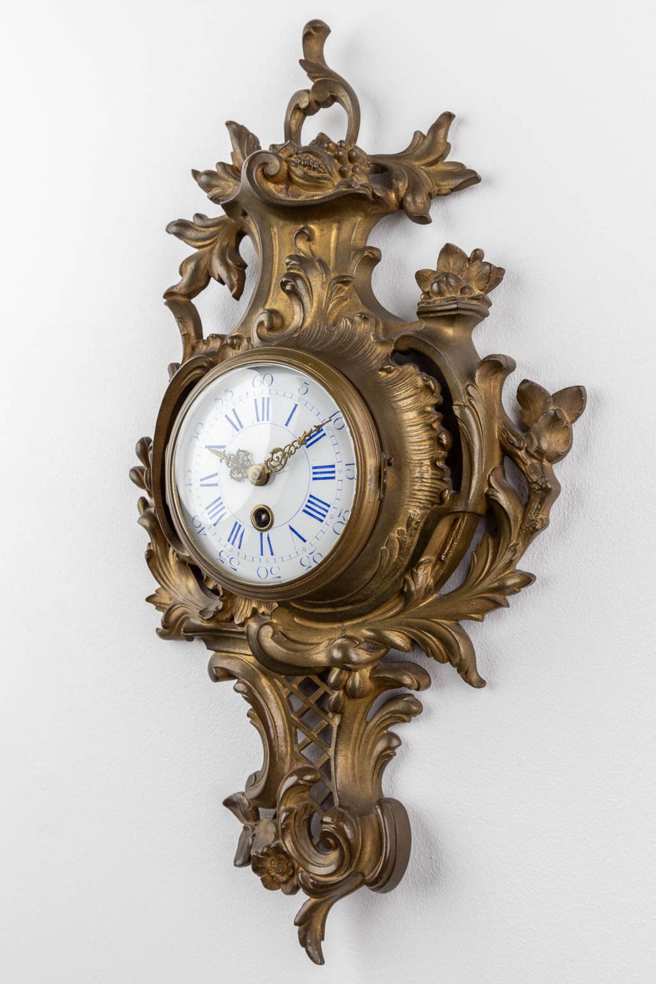 A cartel clock, bronze in Louis XV style. 20th C. (W: 30 x H: 52 cm) - Image 8 of 10
