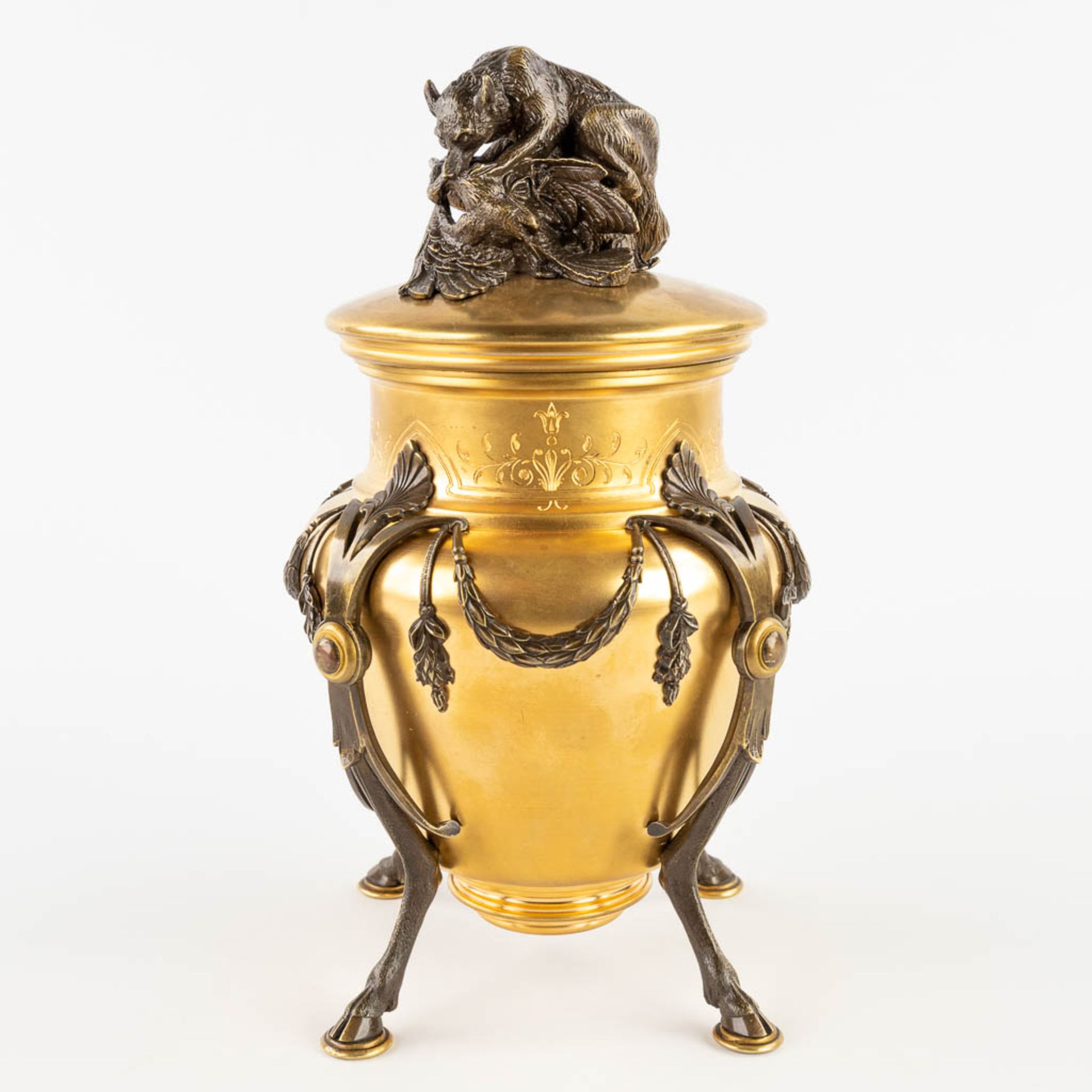 An ice-pail, gilt and patinated bronze decorated with a Wolf eating a large bird. 19th C. (H: 28 x D