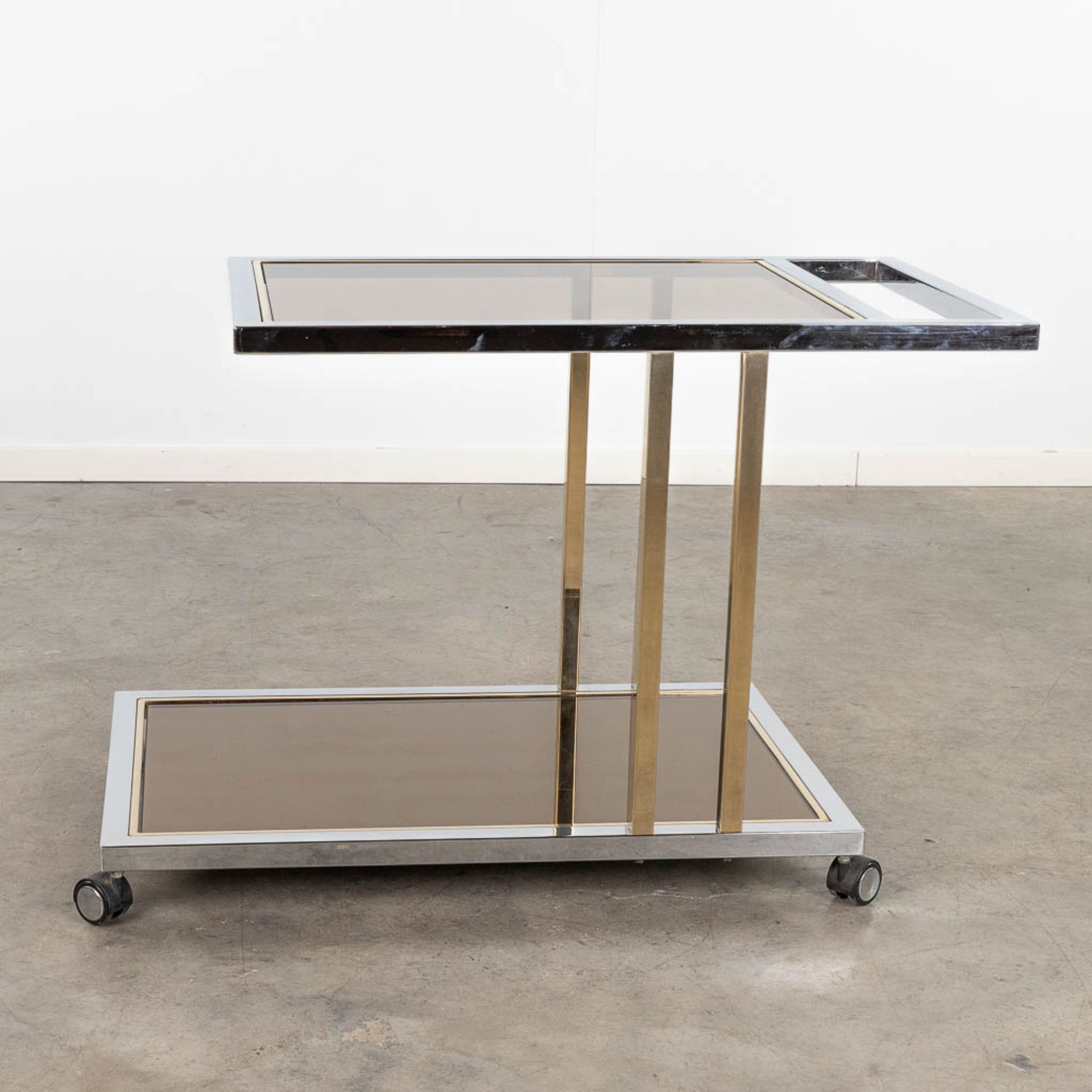 Belgo Chrome, a chromed and gold-plated bar cart. Circa 1980. (L: 53 x W: 100 x H: 67 cm) - Image 5 of 10