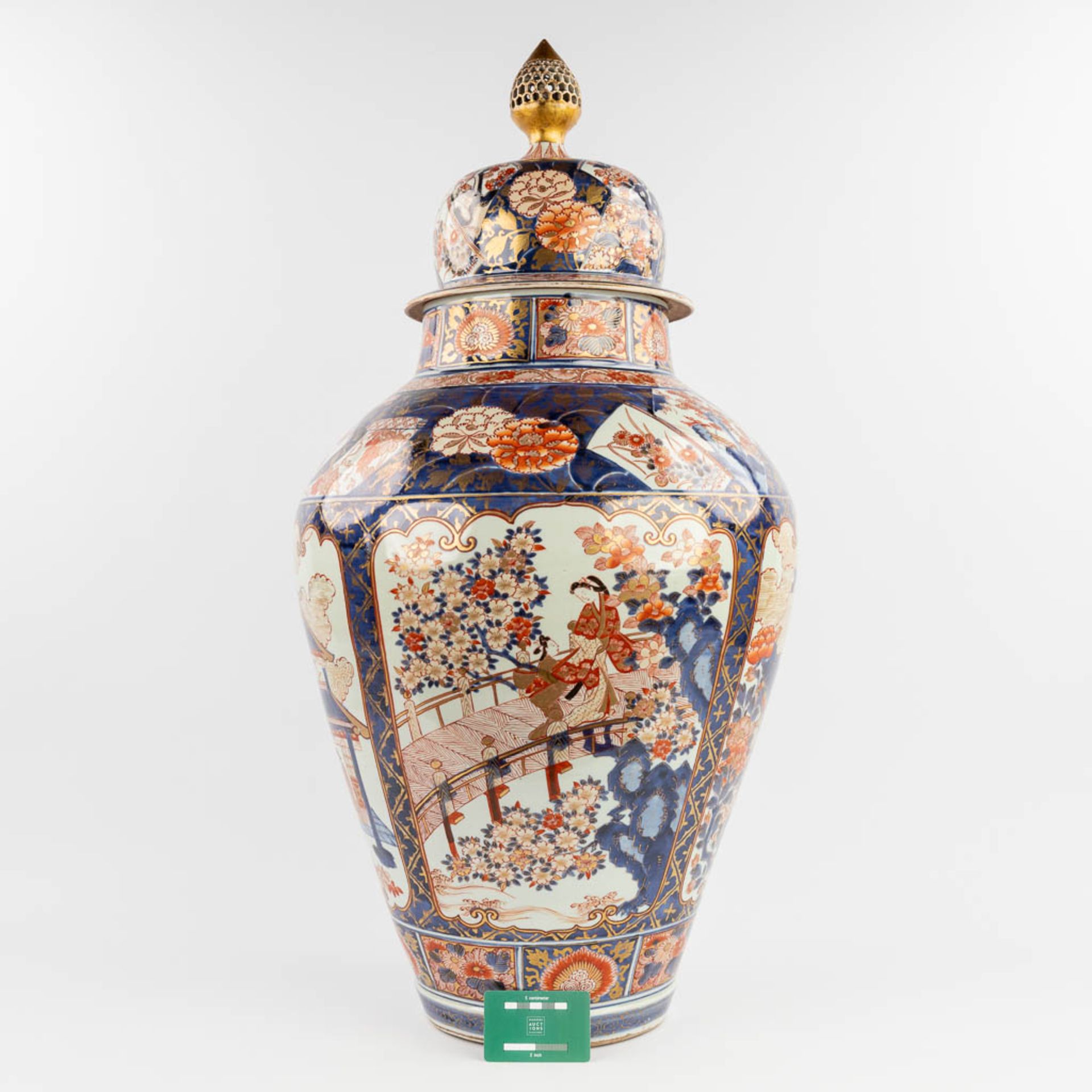 A large vase with lid, Imari porcelain, 19th century. (H: 87 x D: 39 cm) - Image 2 of 15