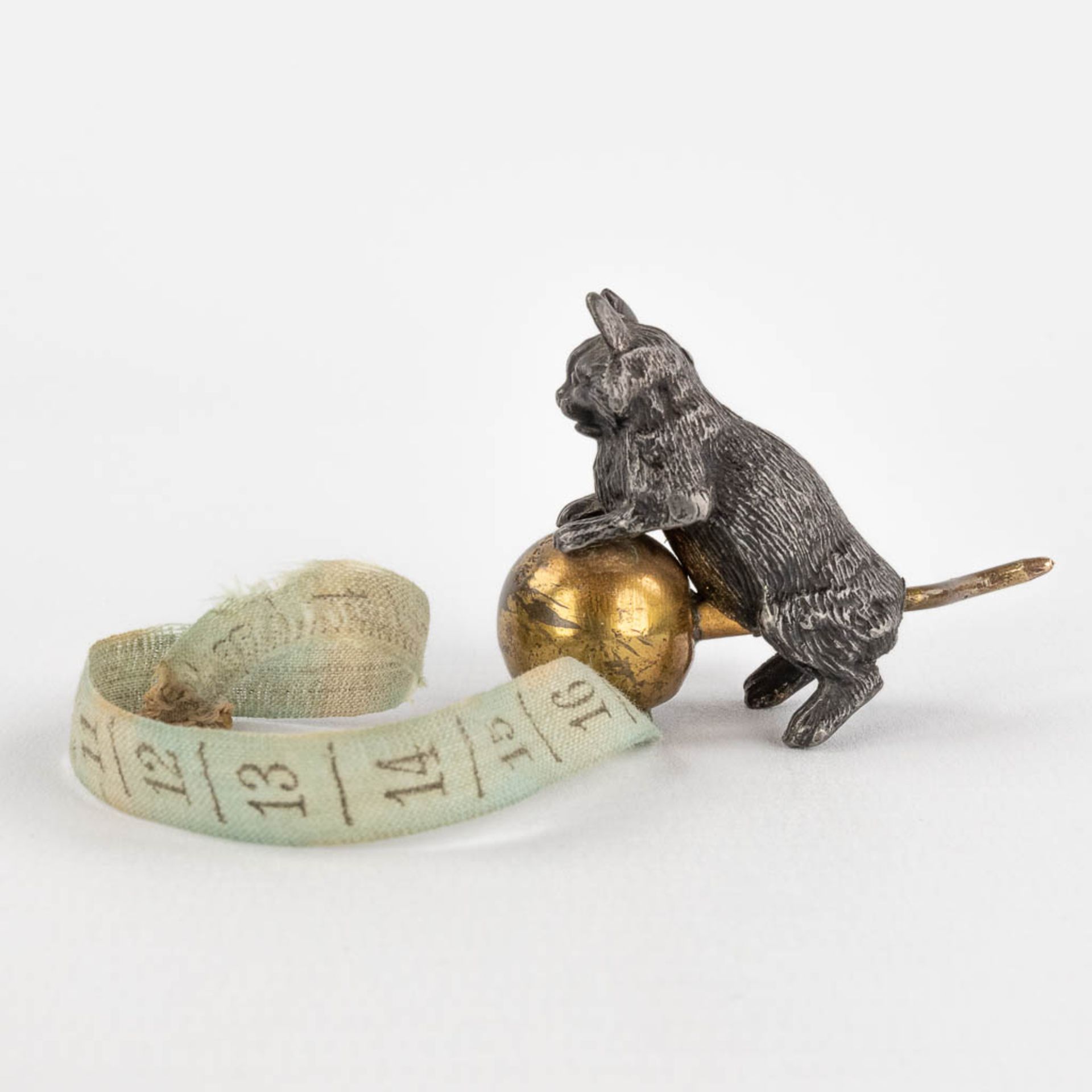 An antique tape measure, in the shape of a cat with a ball, Vienna bronze. 19th century. (H: 4,2 cm) - Image 18 of 18