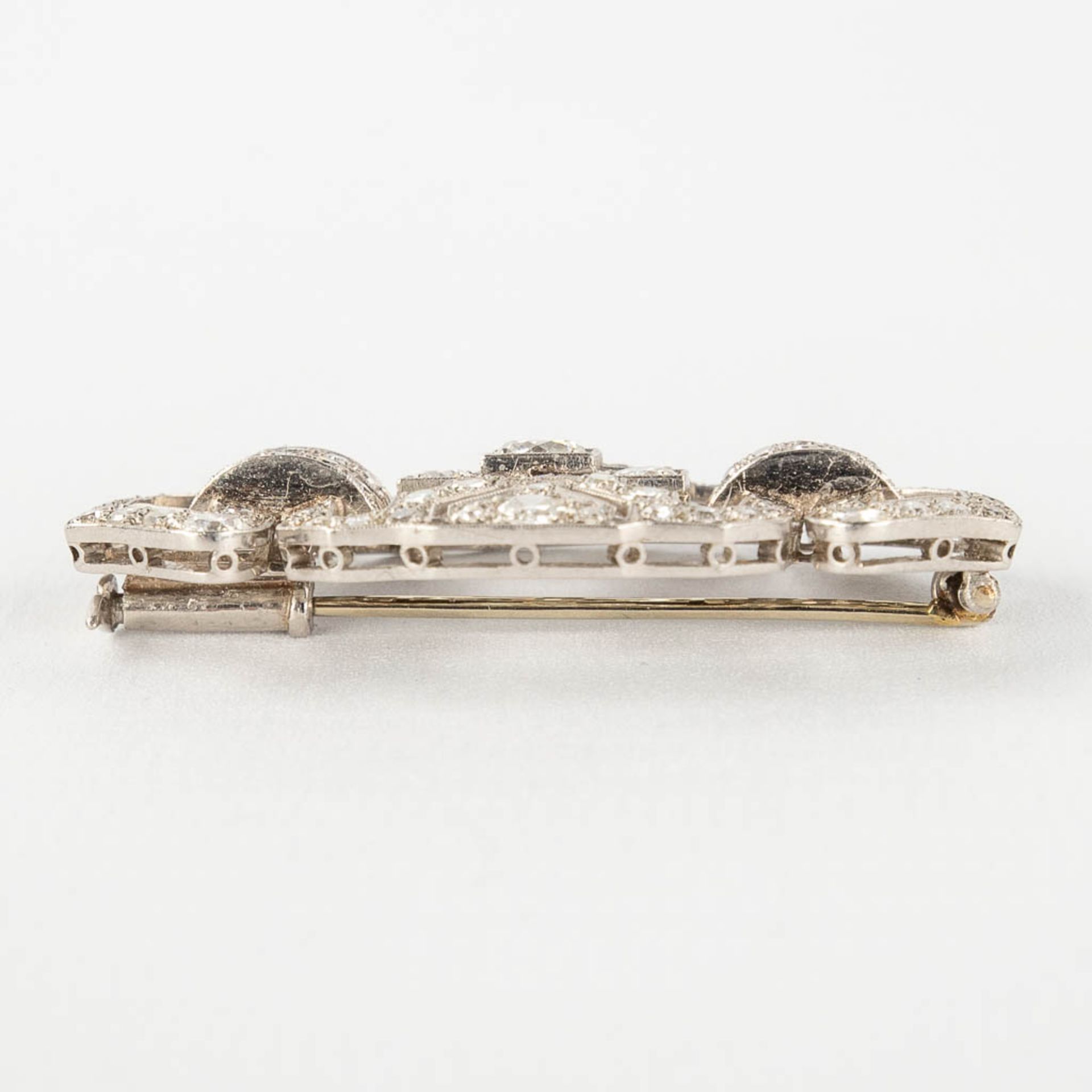 An antique Brooche, art deco style, platinum. Finished with 9 large and smaller brilliants. 13,78g. - Image 7 of 11