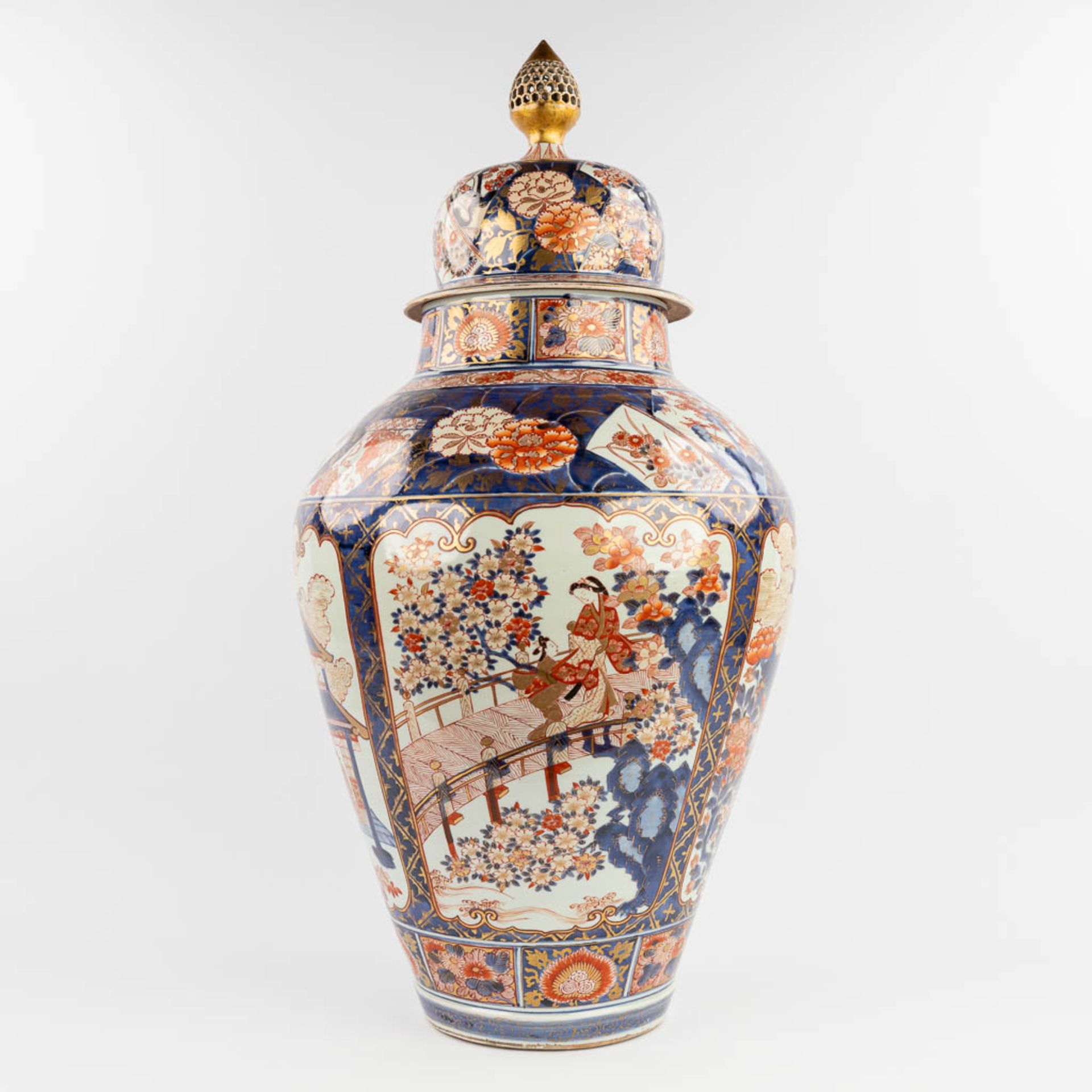 A large vase with lid, Imari porcelain, 19th century. (H: 87 x D: 39 cm)