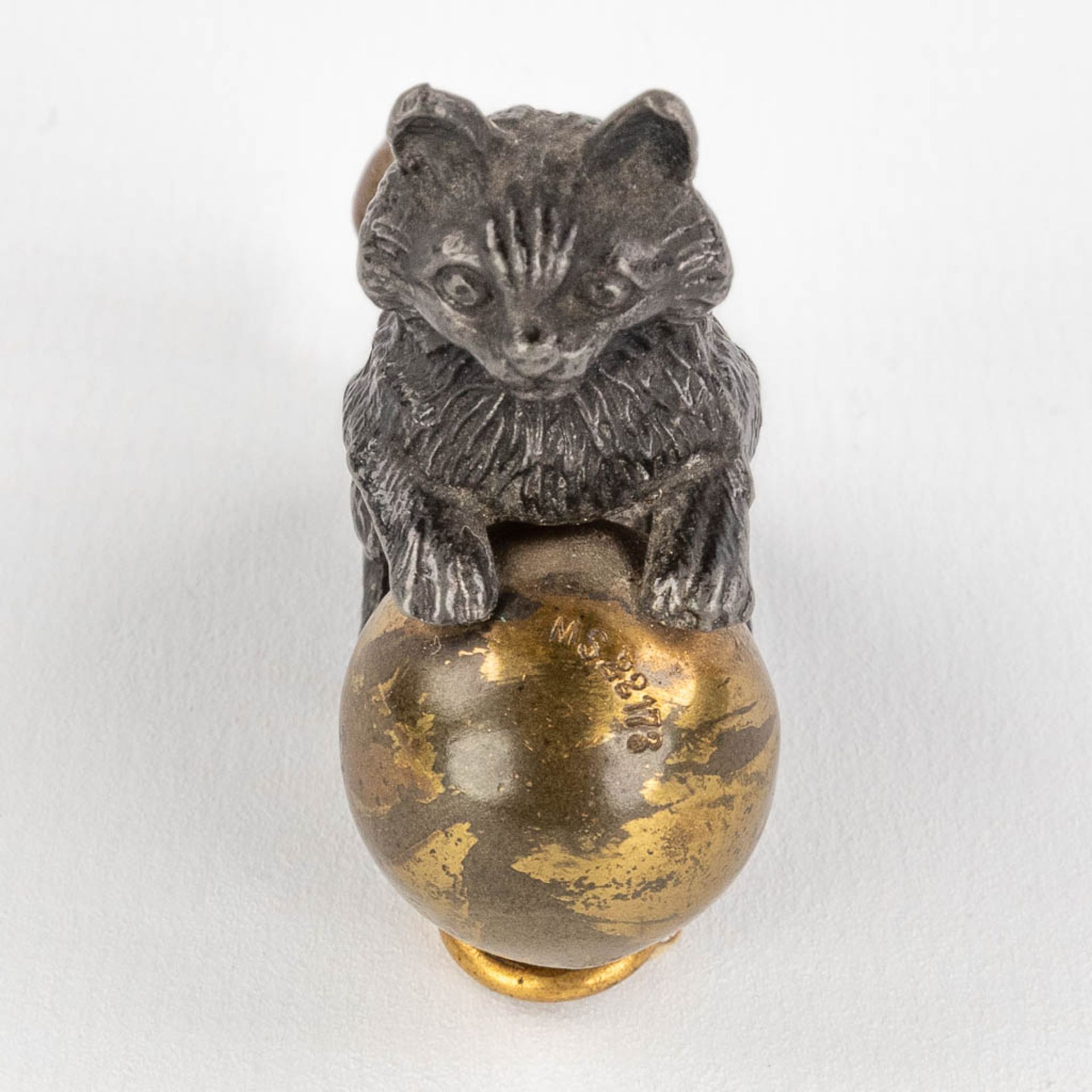 An antique tape measure, in the shape of a cat with a ball, Vienna bronze. 19th century. (H: 4,2 cm) - Image 9 of 18