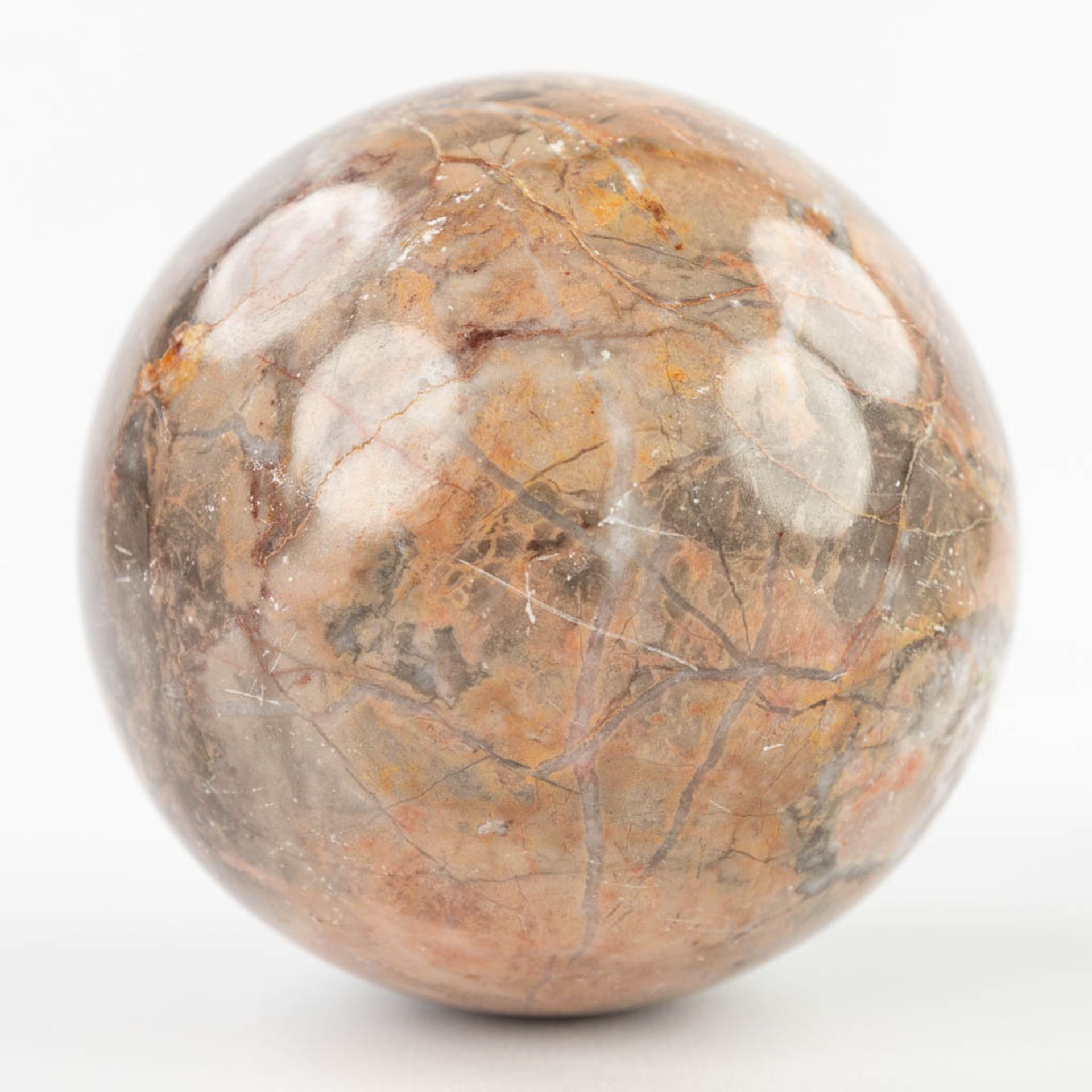 A set of 4 balls made of natural stone and marble. 20th century. (D: 9 cm) - Image 6 of 8