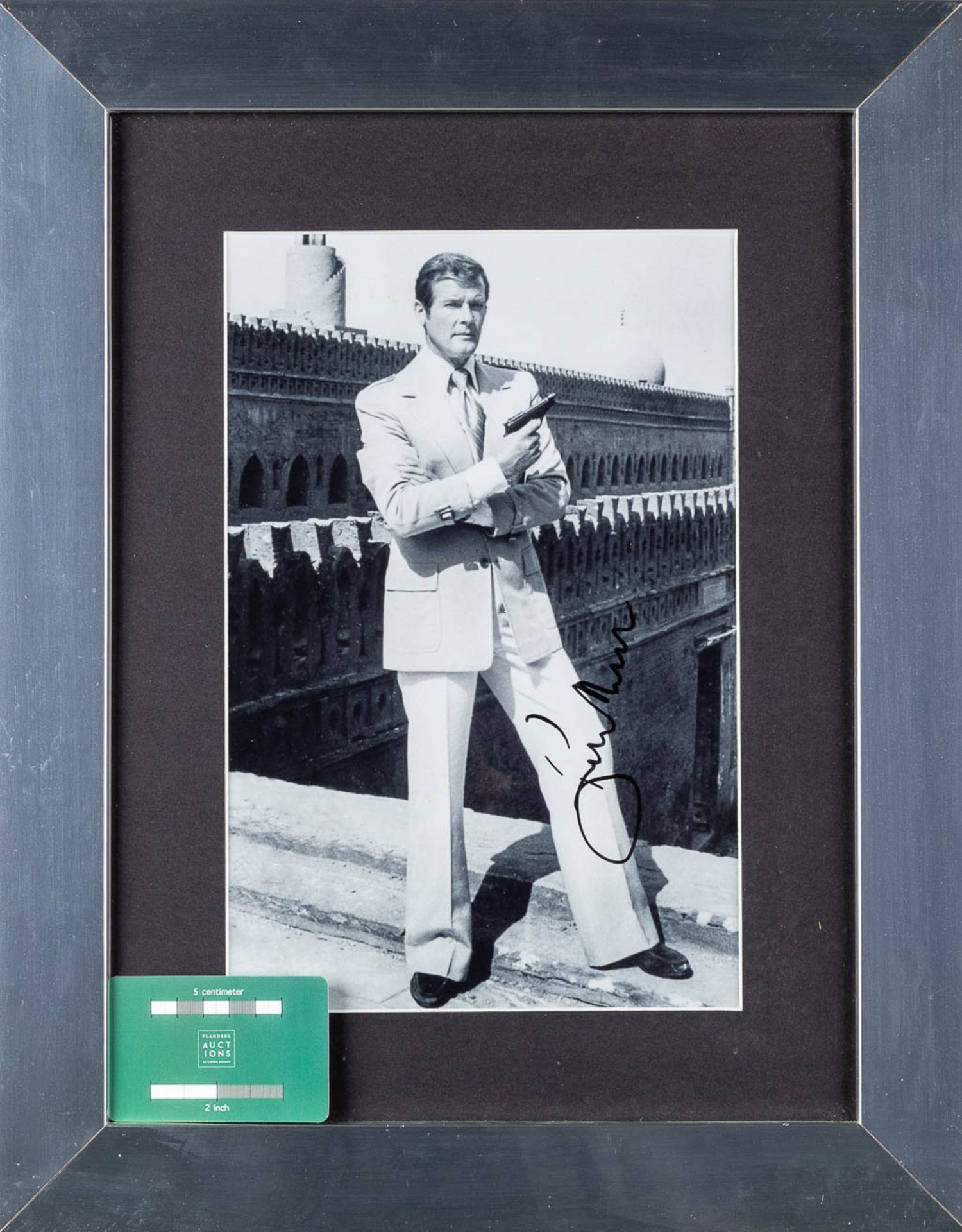 Roger Moore, a signed photograph. Felt pen on a photograph. Certificate HM1330. (W: 19,5 x H: 29,5 c - Image 2 of 6