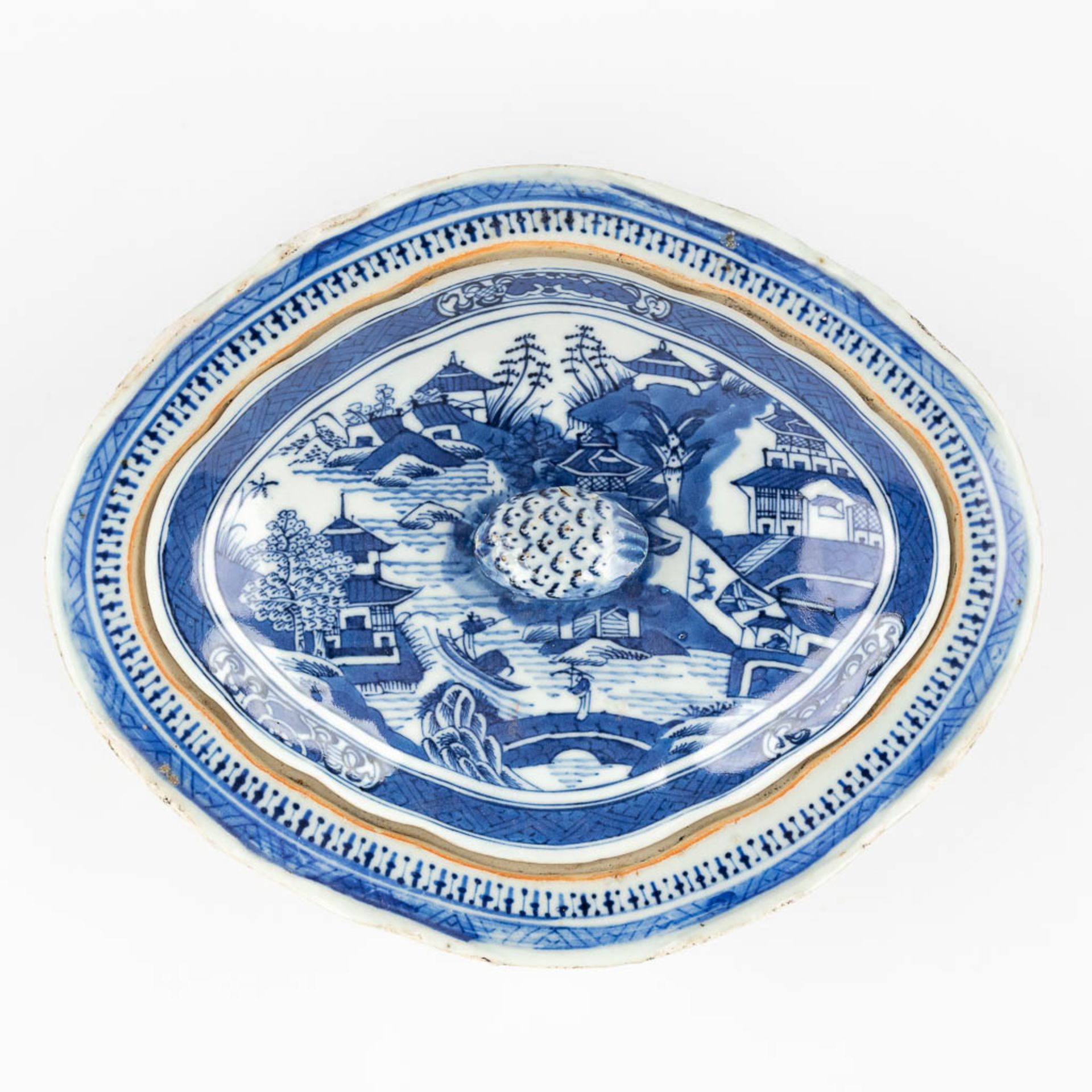 A Chinese bowl with a lid and blue-white landscape decor. 19th C. (L: 21,5 x W: 26,5 x H: 10 cm) - Image 7 of 15