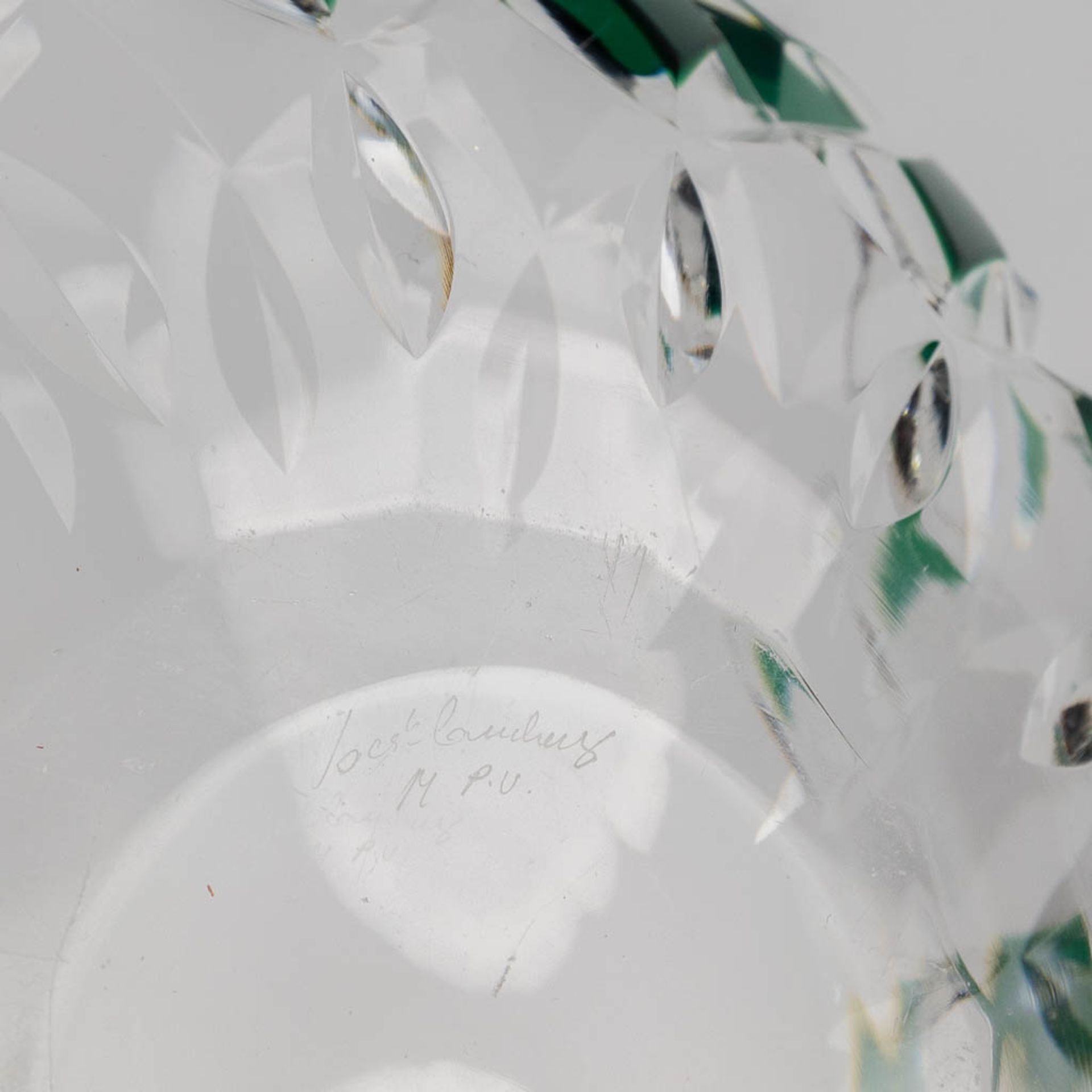 Val Saint Lambert, A large bowl, green cut crystal. (H: 11 x D: 25,5 cm) - Image 9 of 13