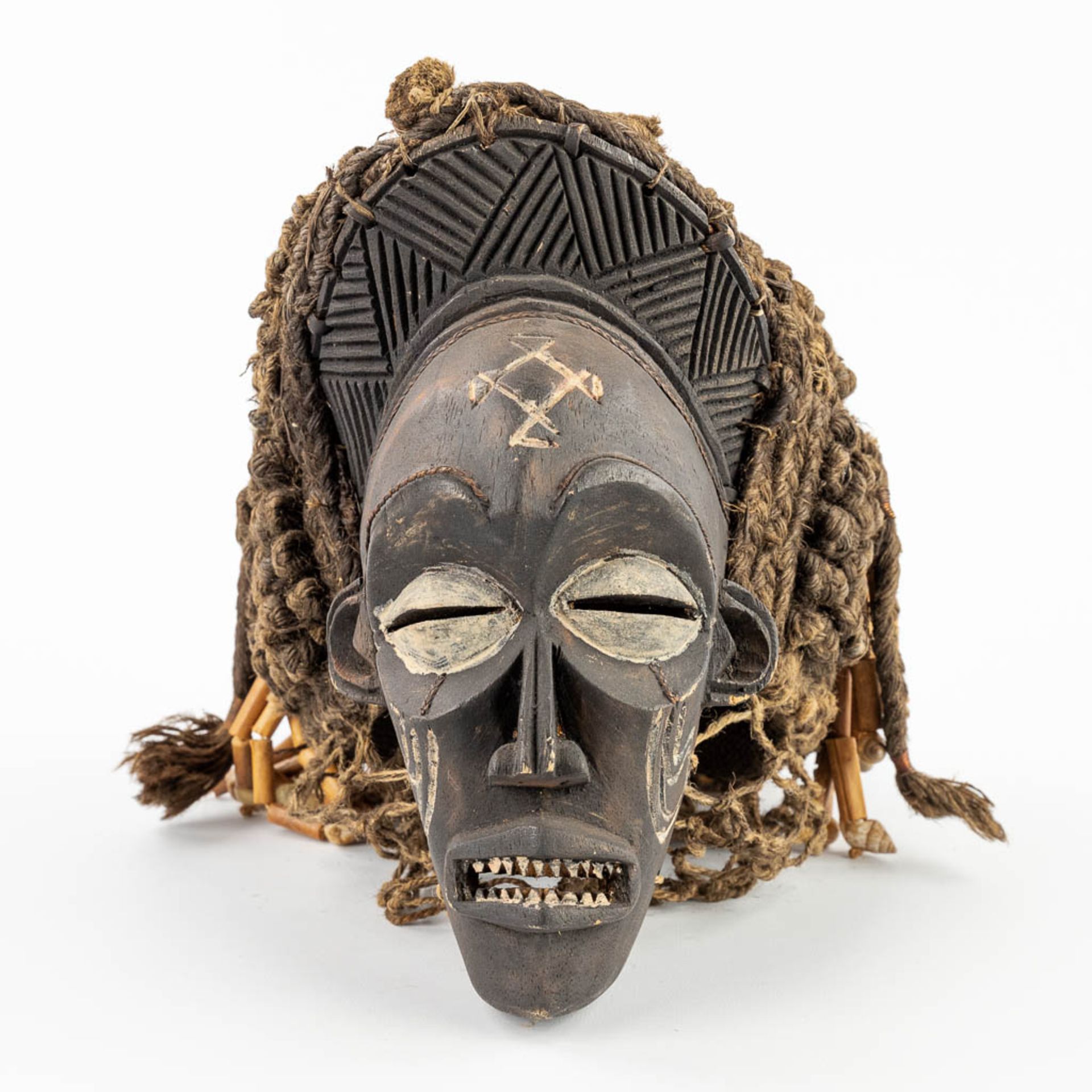 A collection of 2 African masks 'Chokwe' and 'Luba Songye'. (L: 13 x W: 24 x H: 43 cm) - Image 12 of 21