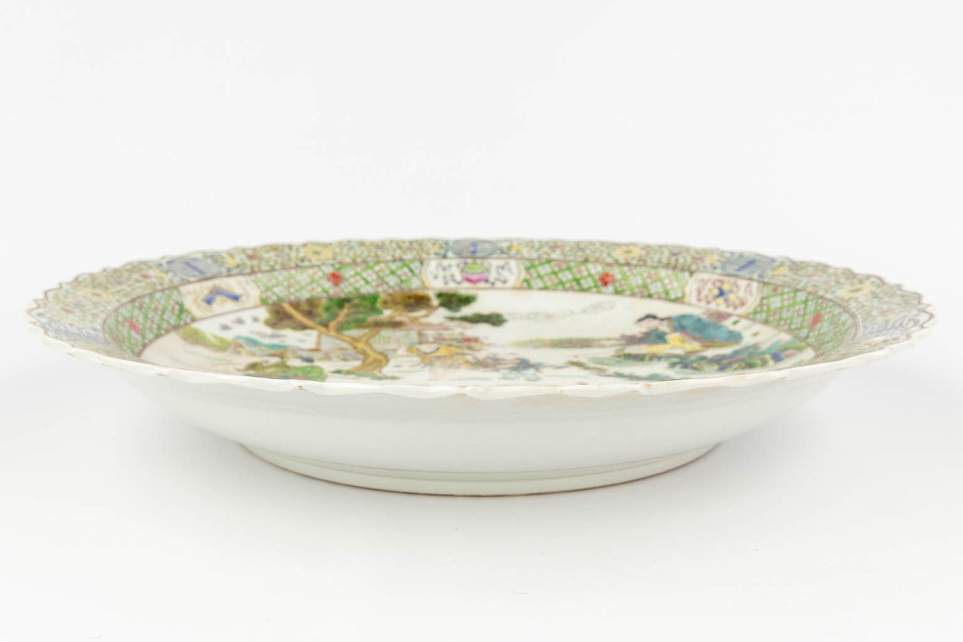 A Chinese plate 'Famille Verte' decorated with Chinese figurines. 20th C. Kangxi mark. (D: 45 cm) - Image 10 of 10