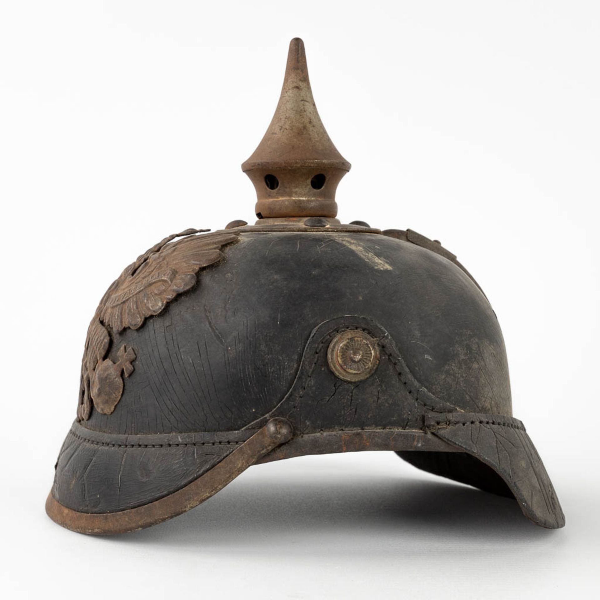 An antique German Pickelhaube. Leather and copper. (L: 18 x W: 23 x H: 20 cm) - Image 5 of 15