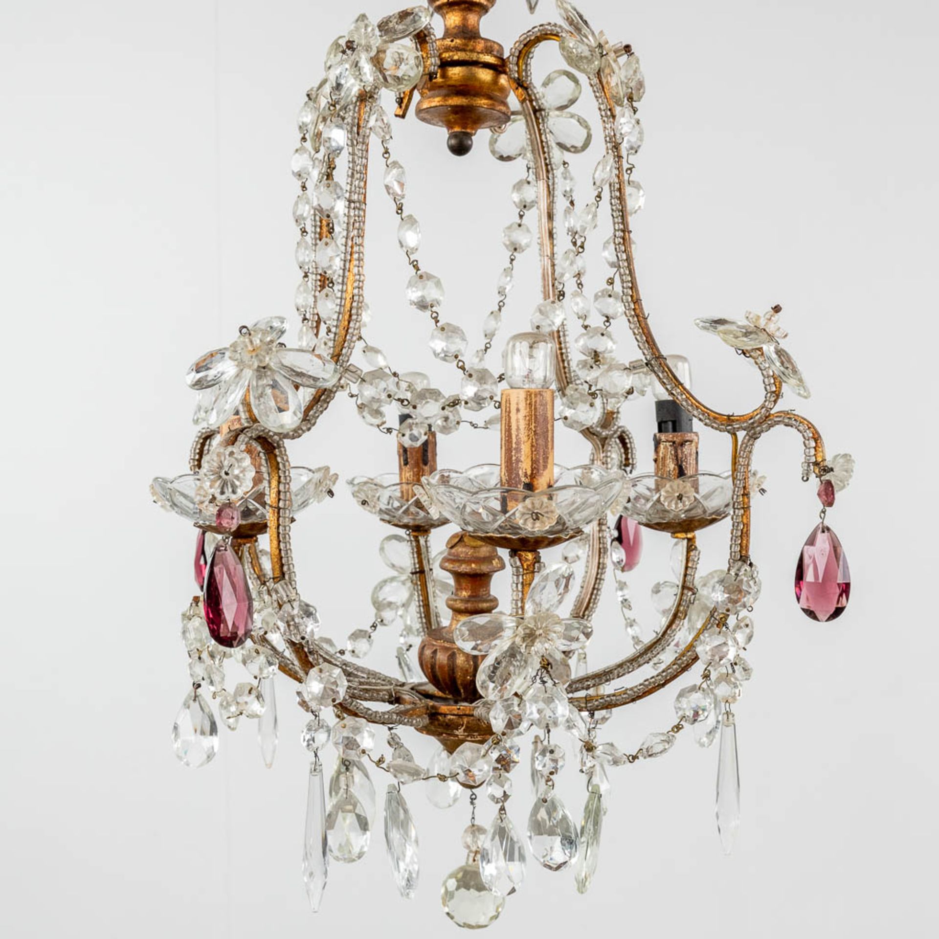 A decorative chandelier, brass and coloured glass. (H: 65 x D: 36 cm) - Image 3 of 10