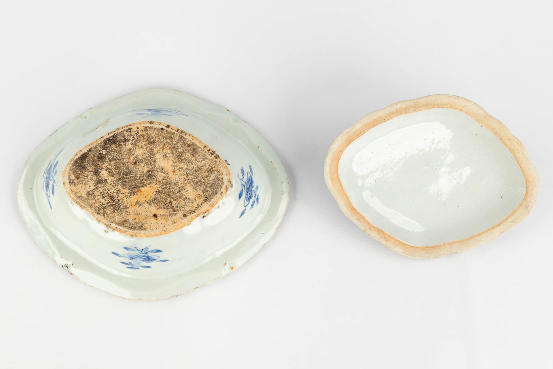 A Chinese bowl with a lid and blue-white landscape decor. 19th C. (L: 21,5 x W: 26,5 x H: 10 cm) - Image 11 of 15