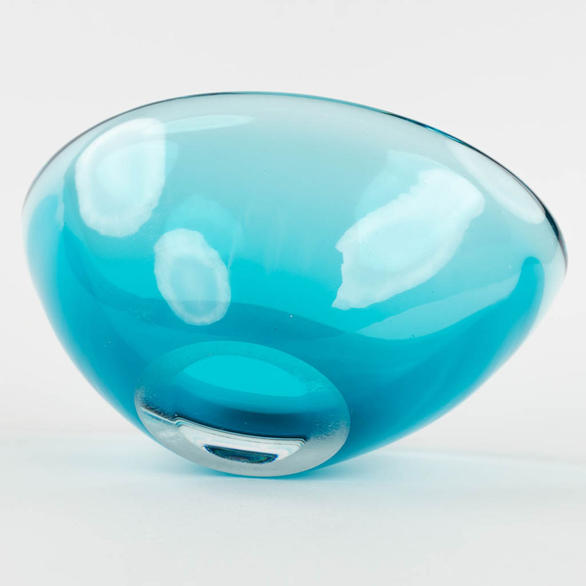 Val Saint Lambert, a bowl on a base, added a bowl in blue glass. (L: 10 x W: 21 x H: 15 cm) - Image 8 of 16