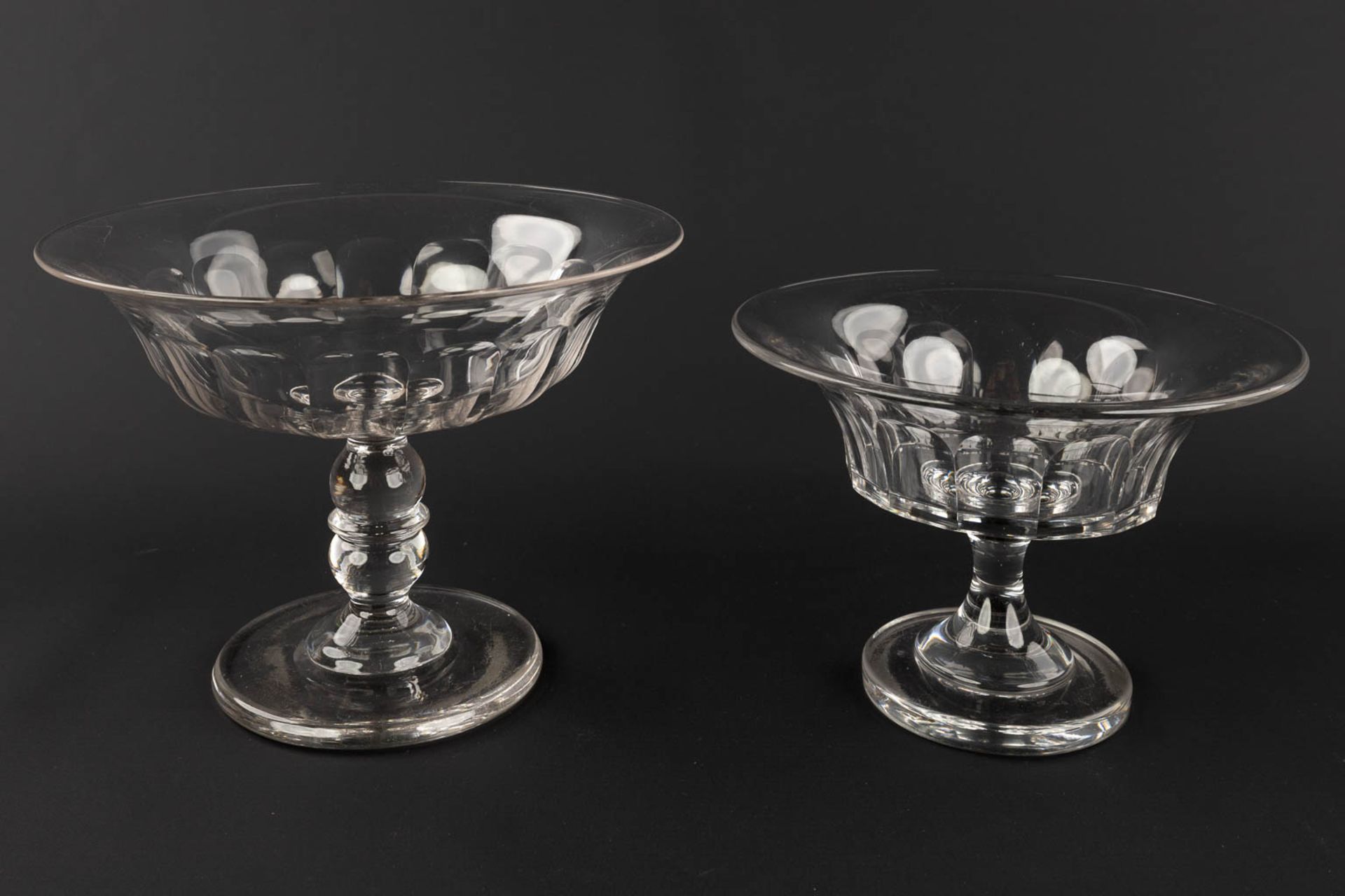 A pair of bonbonires added two bowls, antique glassware. 19th C. (H: 26,5 x D: 17,5 cm) - Image 3 of 10