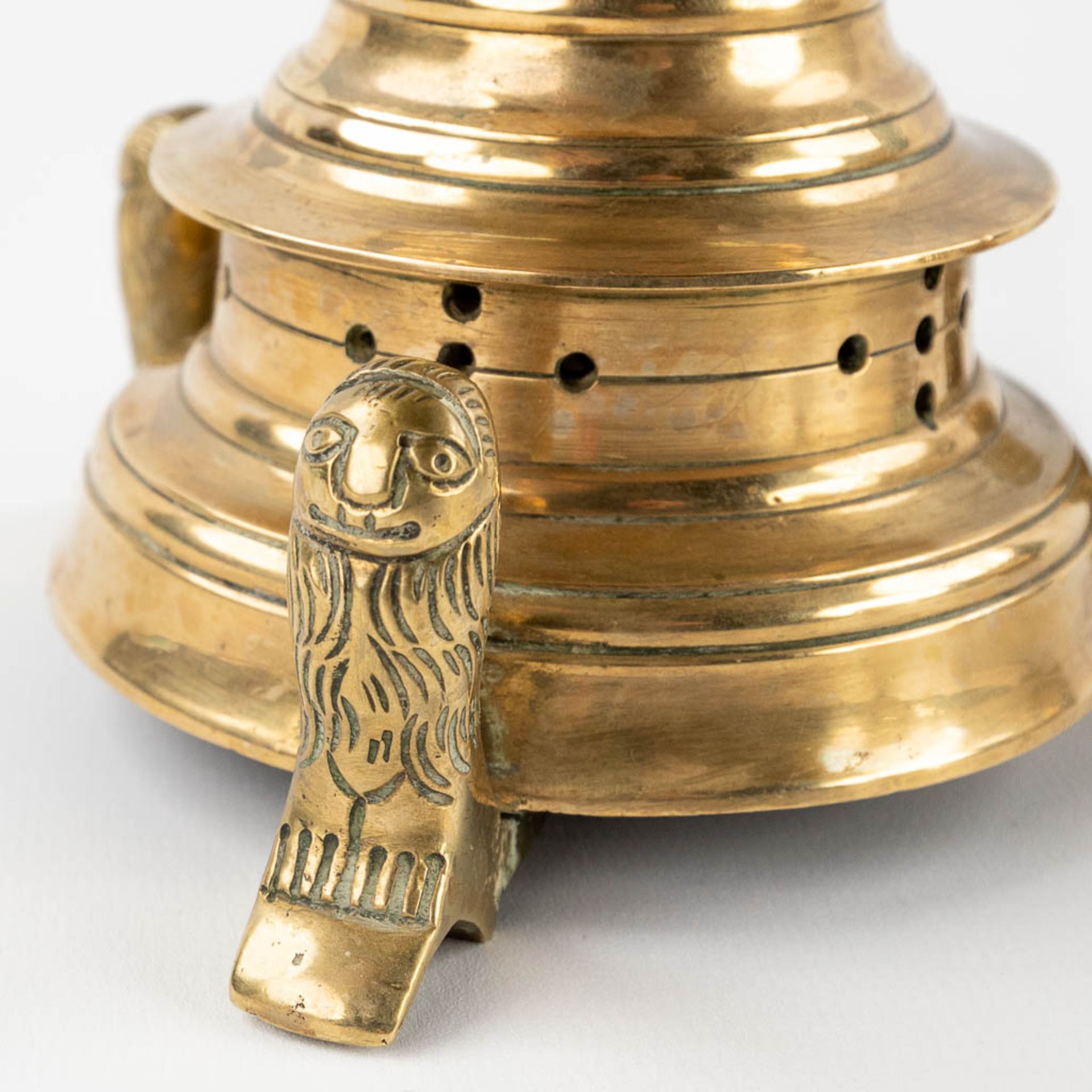 A pair of church candlesticks, bronze standing on lion's. 19th C. (H: 25 x D: 12 cm) - Image 10 of 10