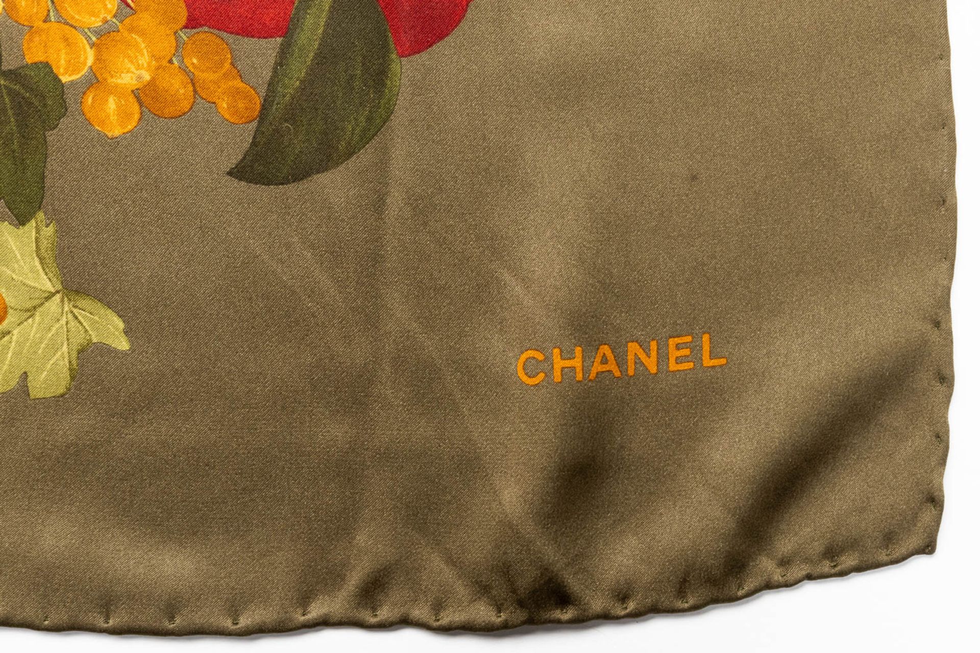 Chanel, a collection of 3 silk scarfs. (L: 86 x W: 86 cm) - Image 4 of 28