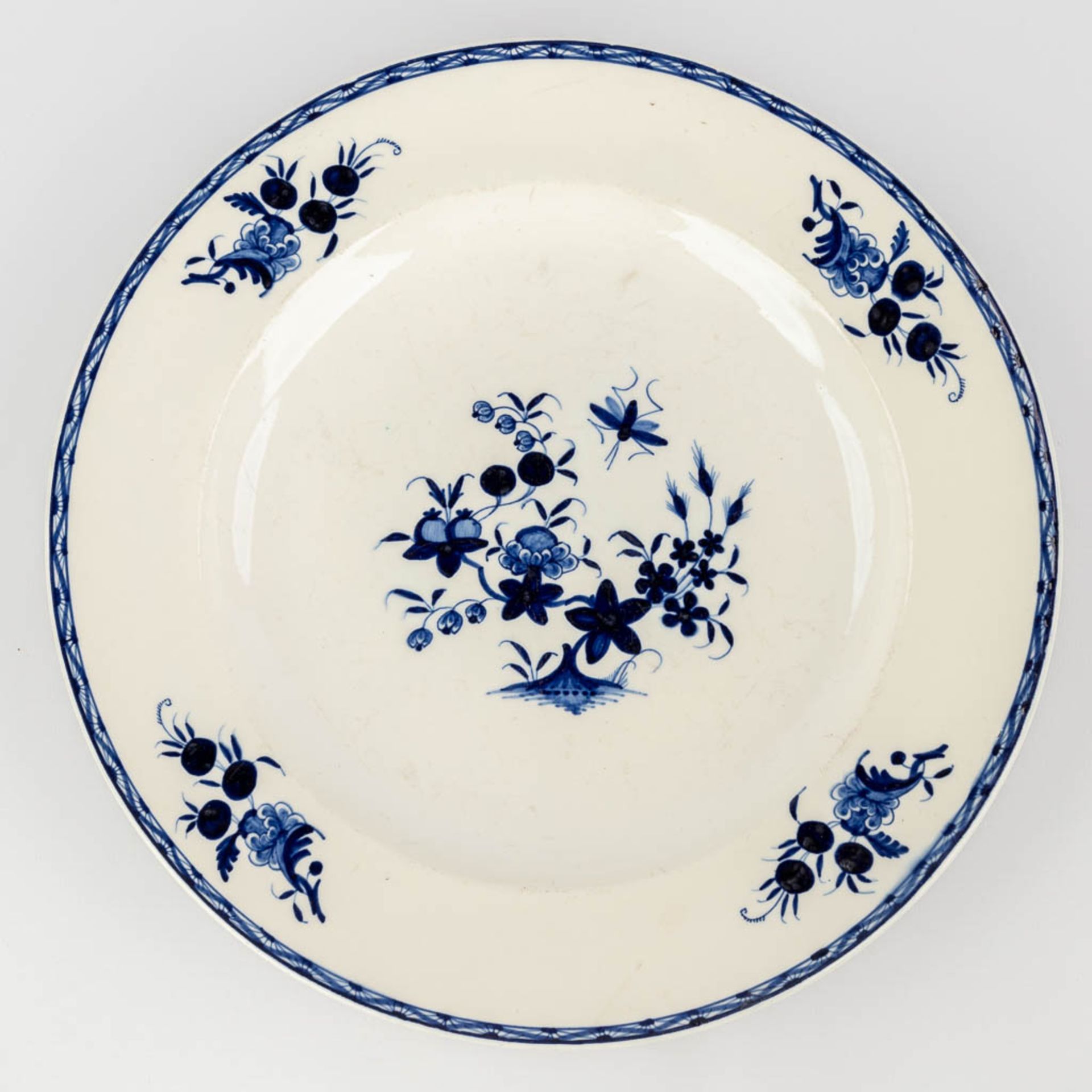 Old Doornik 'Decor ˆ la Mouche' a collection of 37 dinner plates. 18th C. (D: 30 cm) - Image 12 of 13