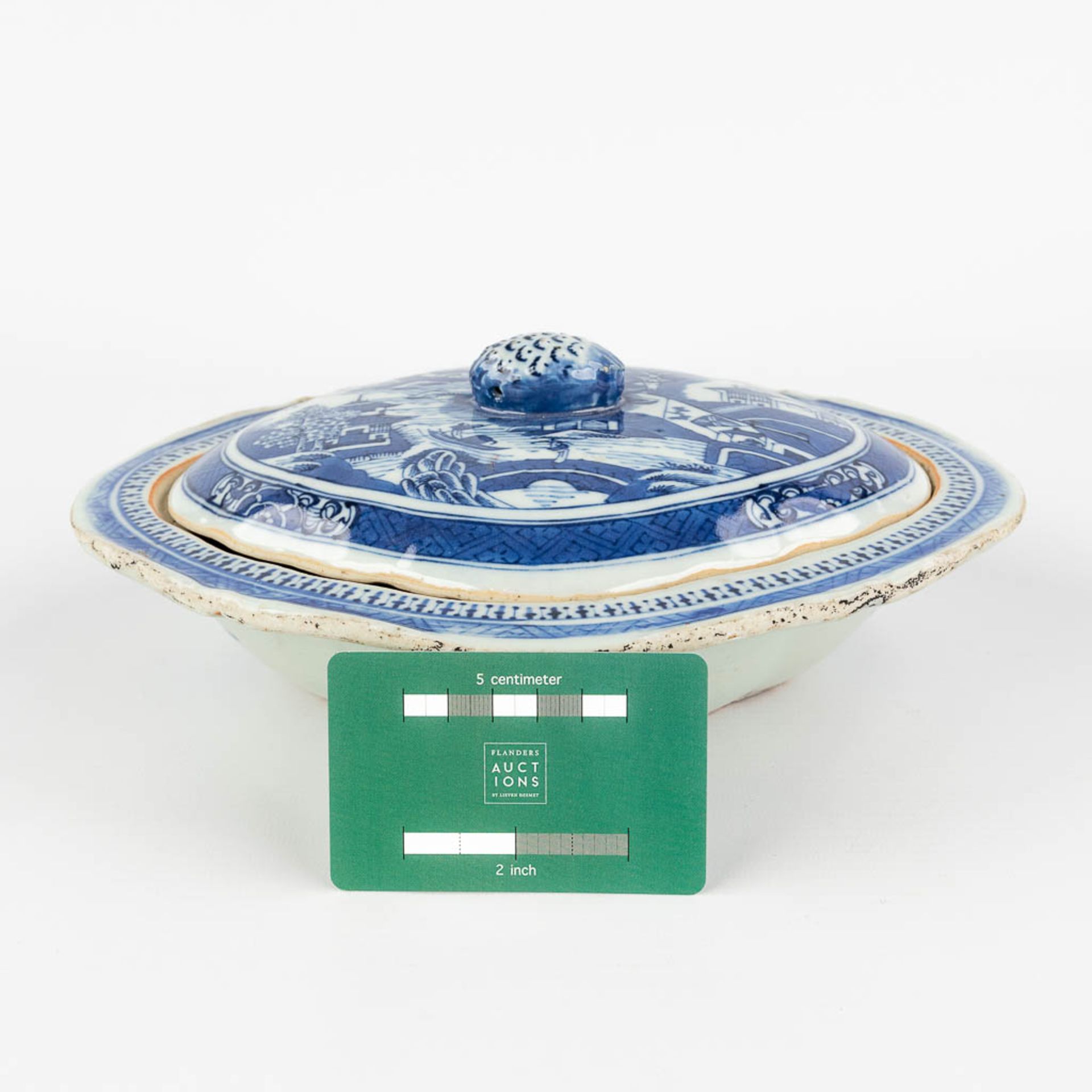 A Chinese bowl with a lid and blue-white landscape decor. 19th C. (L: 21,5 x W: 26,5 x H: 10 cm) - Image 2 of 15