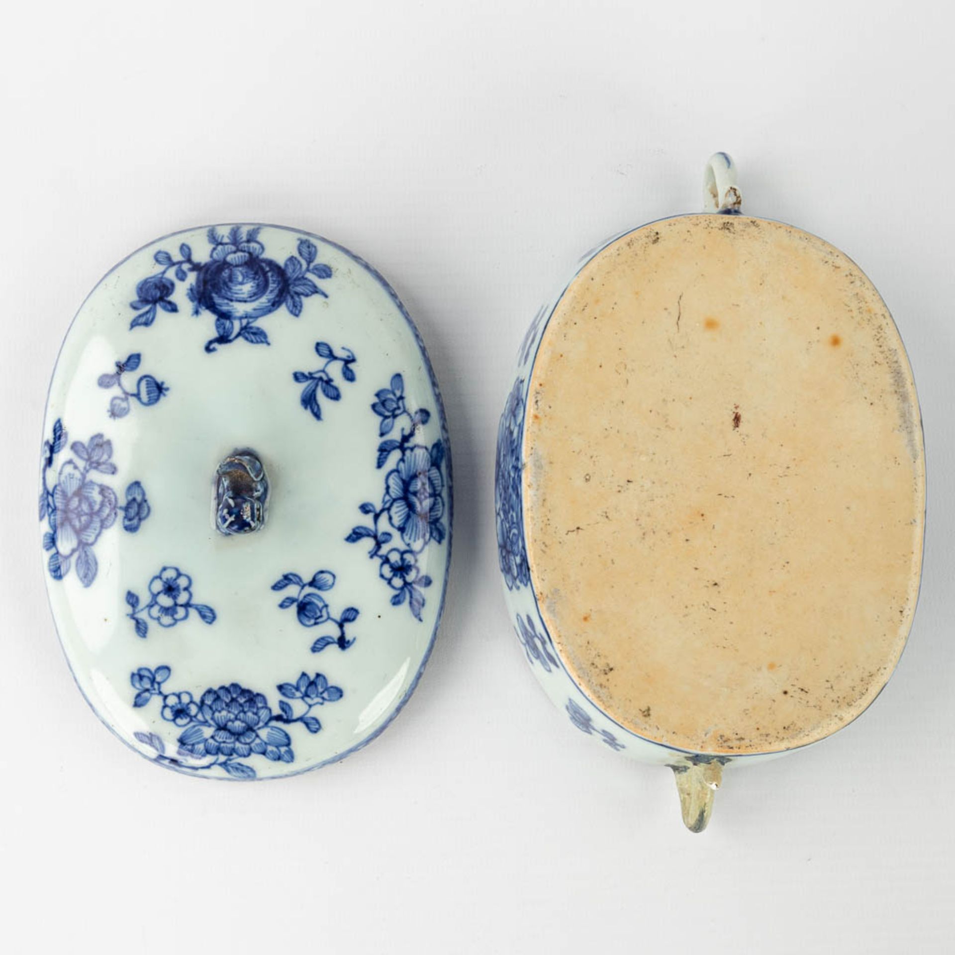 A small Chinese butter jar with lid on a plate, with a blue-white decor. 19th/20th century. (L: 16,5 - Image 14 of 16