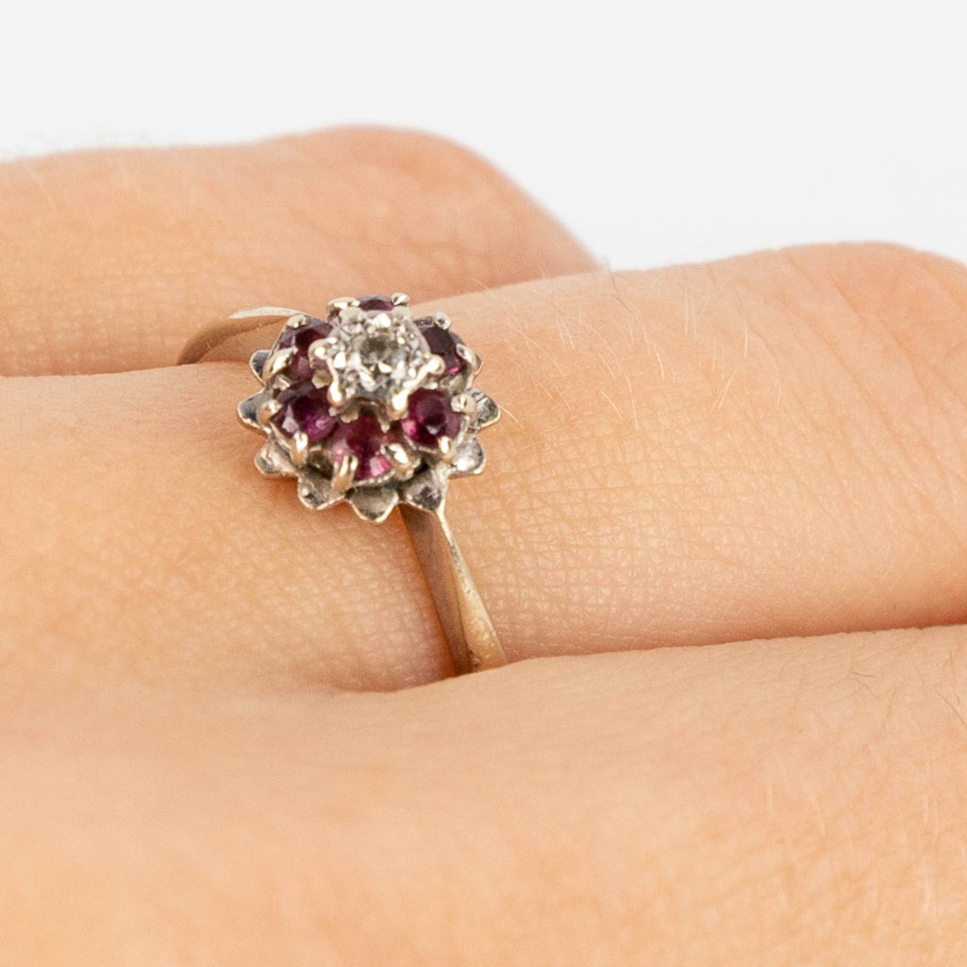 A white-gold ring with cut rubies and a brilliant, made in Birmingham, UK. 2,68g. size: 56. - Image 11 of 11