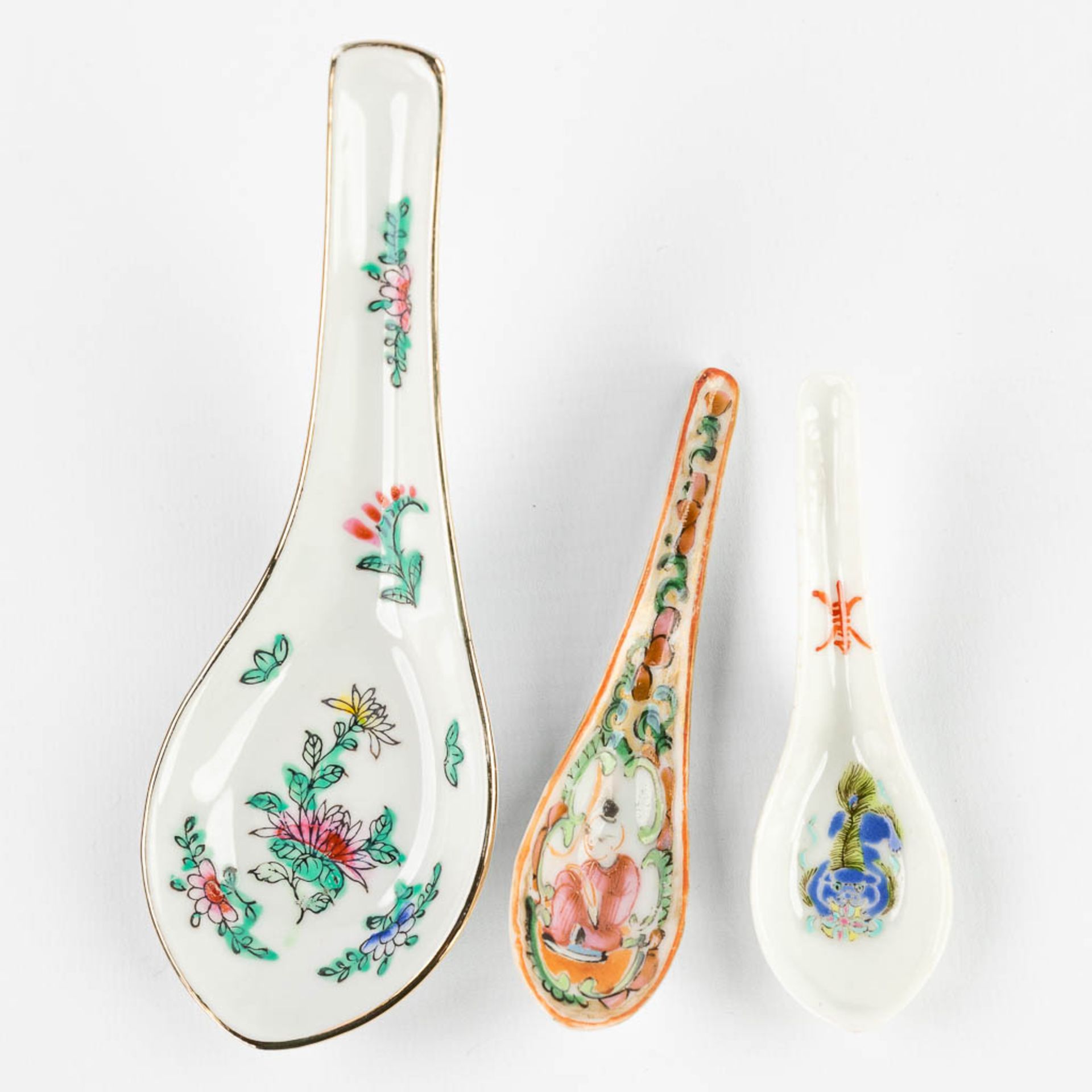 A set of 10 Chinese Famille Rose spoons with flowers and figurines. 19th/20th C. (L: 14 cm) - Bild 9 aus 11