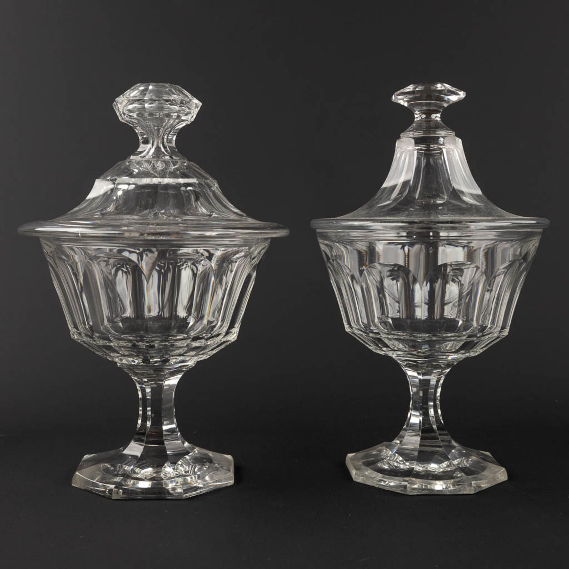 A pair of bonbonires added two bowls, antique glassware. 19th C. (H: 26,5 x D: 17,5 cm) - Image 6 of 10