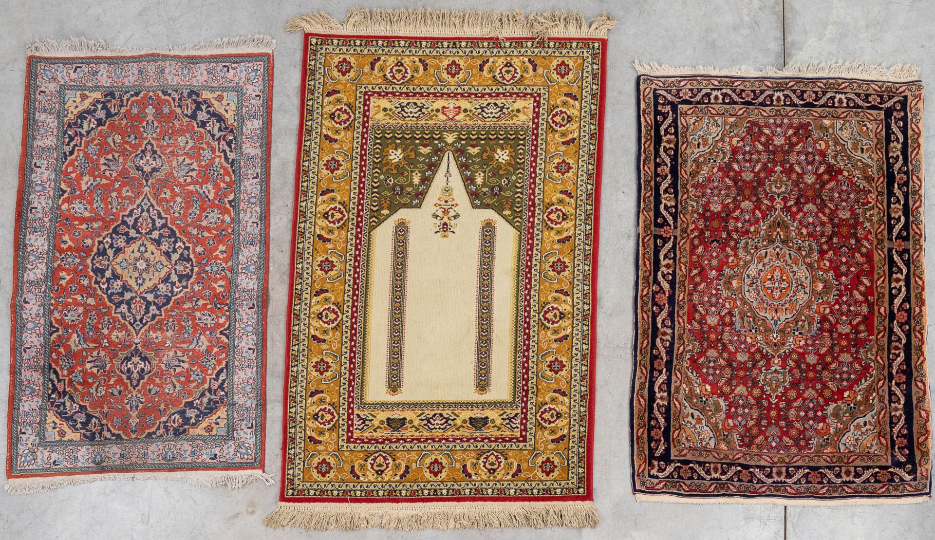 A collection of 3 Oriental hand-made carpets. Kashan and a prayer rug. (L: 180 x W: 119 cm)