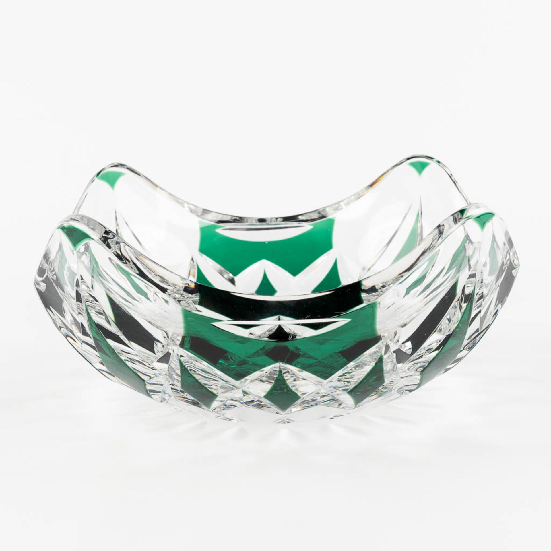 Val Saint Lambert, A large bowl, green cut crystal. (H: 11 x D: 25,5 cm) - Image 3 of 13