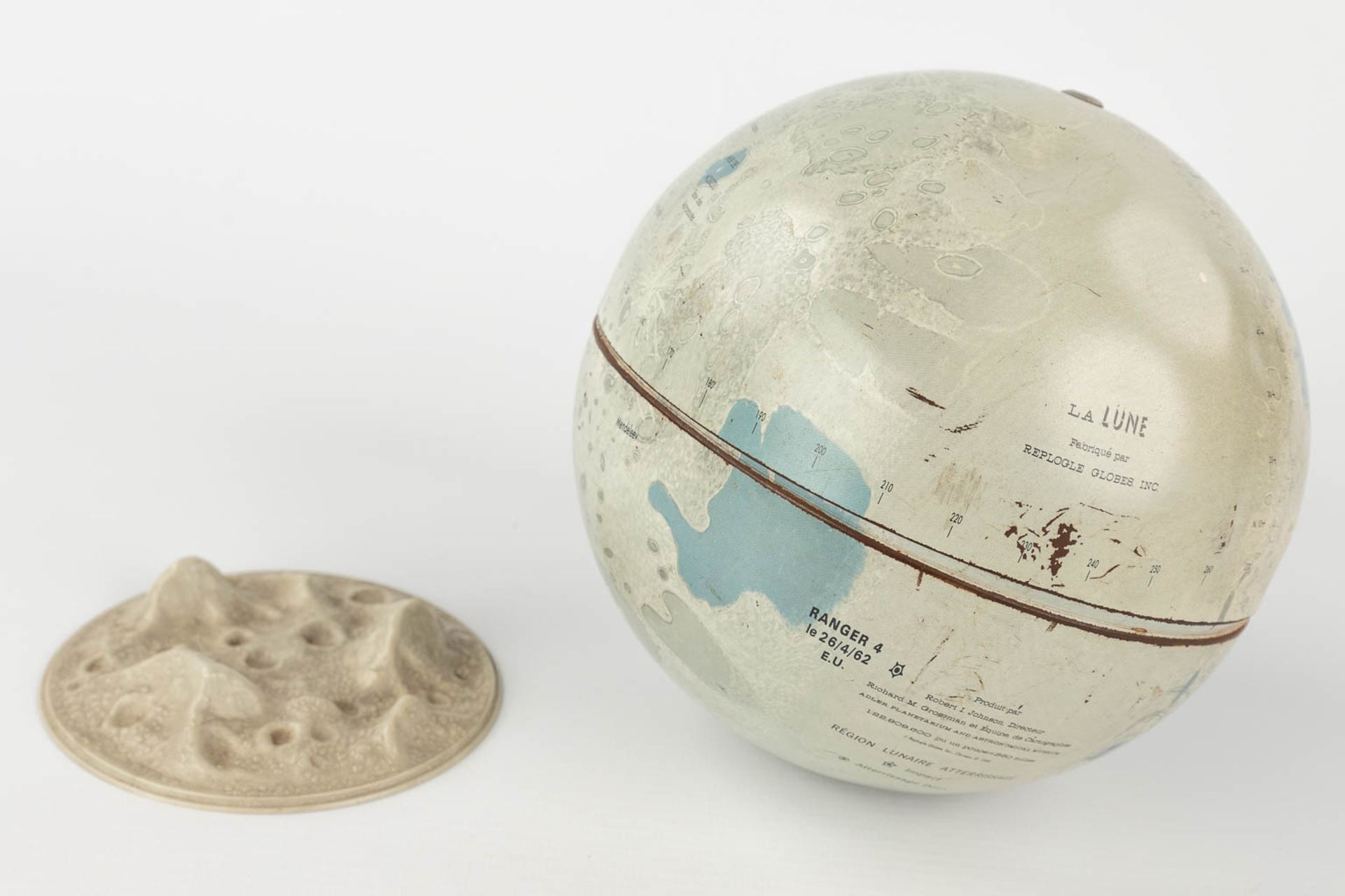 The earth and the moon, a set of 2 globes, circa 1960. (H: 42 x D: 30 cm) - Image 11 of 18