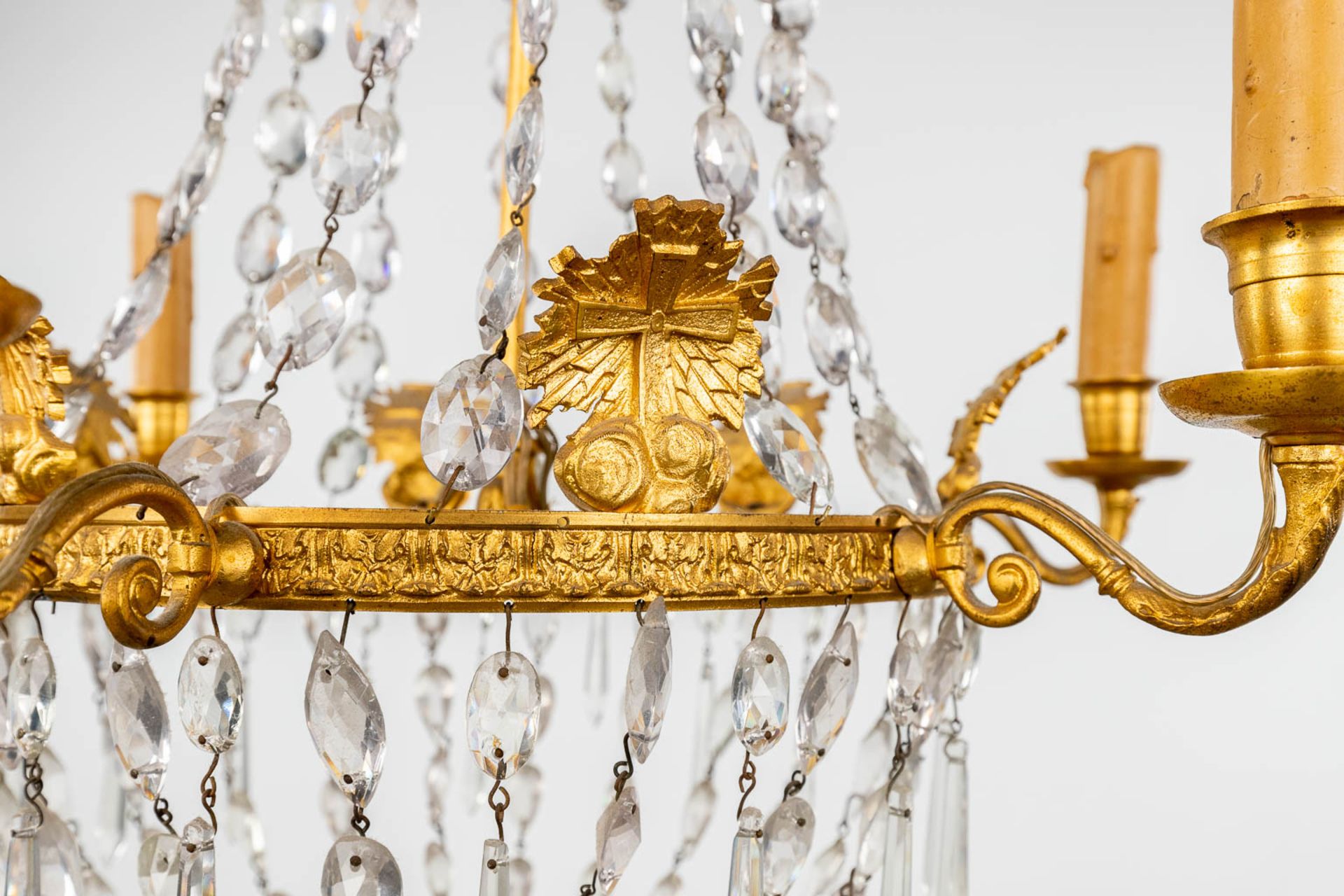 A chandelier 'Sac ˆ Perles', bronze and glass in empire style. 20th C. (H: 100 x D: 50 cm) - Image 5 of 11