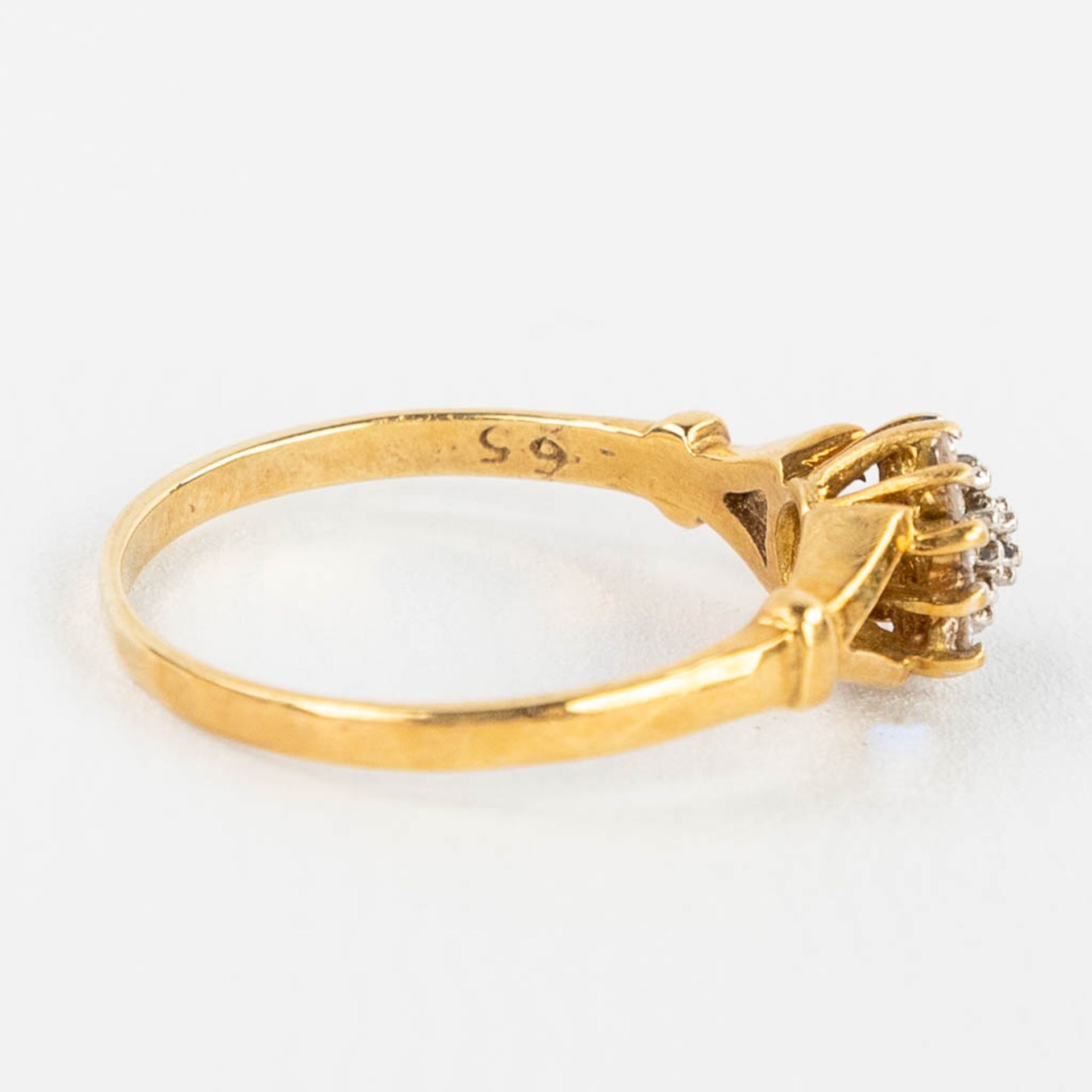 A yellow gold ring with brilliants. 18 karat. 2,81g. size: 56. - Image 6 of 12