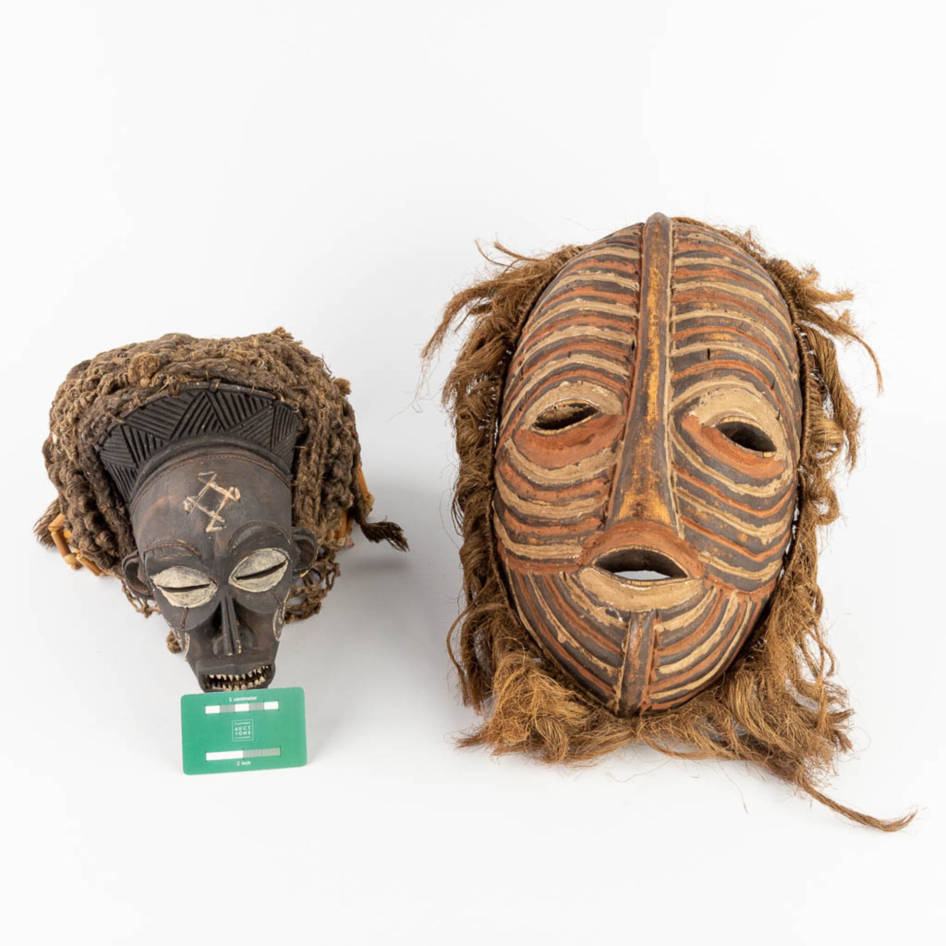 A collection of 2 African masks 'Chokwe' and 'Luba Songye'. (L: 13 x W: 24 x H: 43 cm) - Image 2 of 21