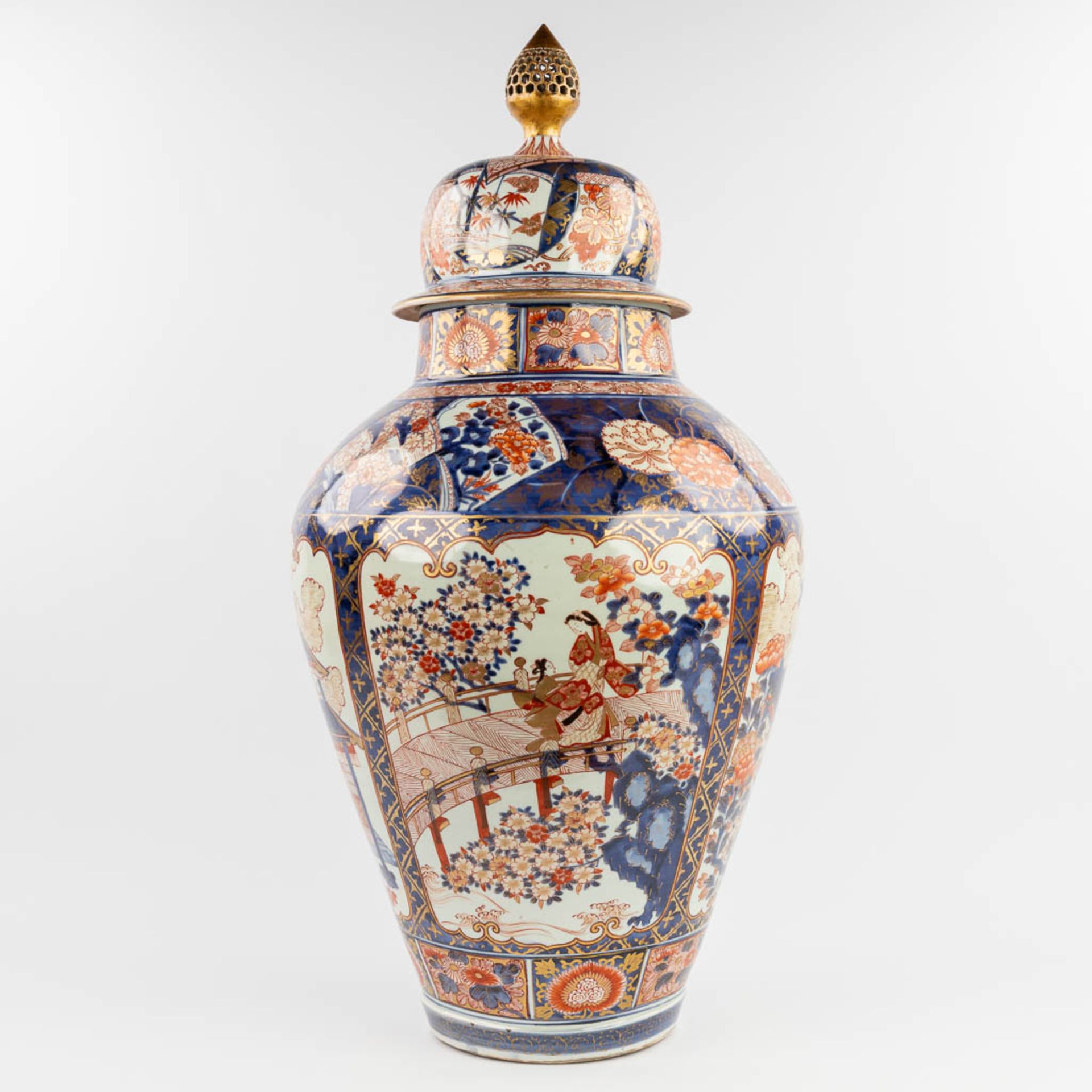 A large vase with lid, Imari porcelain, 19th century. (H: 87 x D: 39 cm) - Image 4 of 15