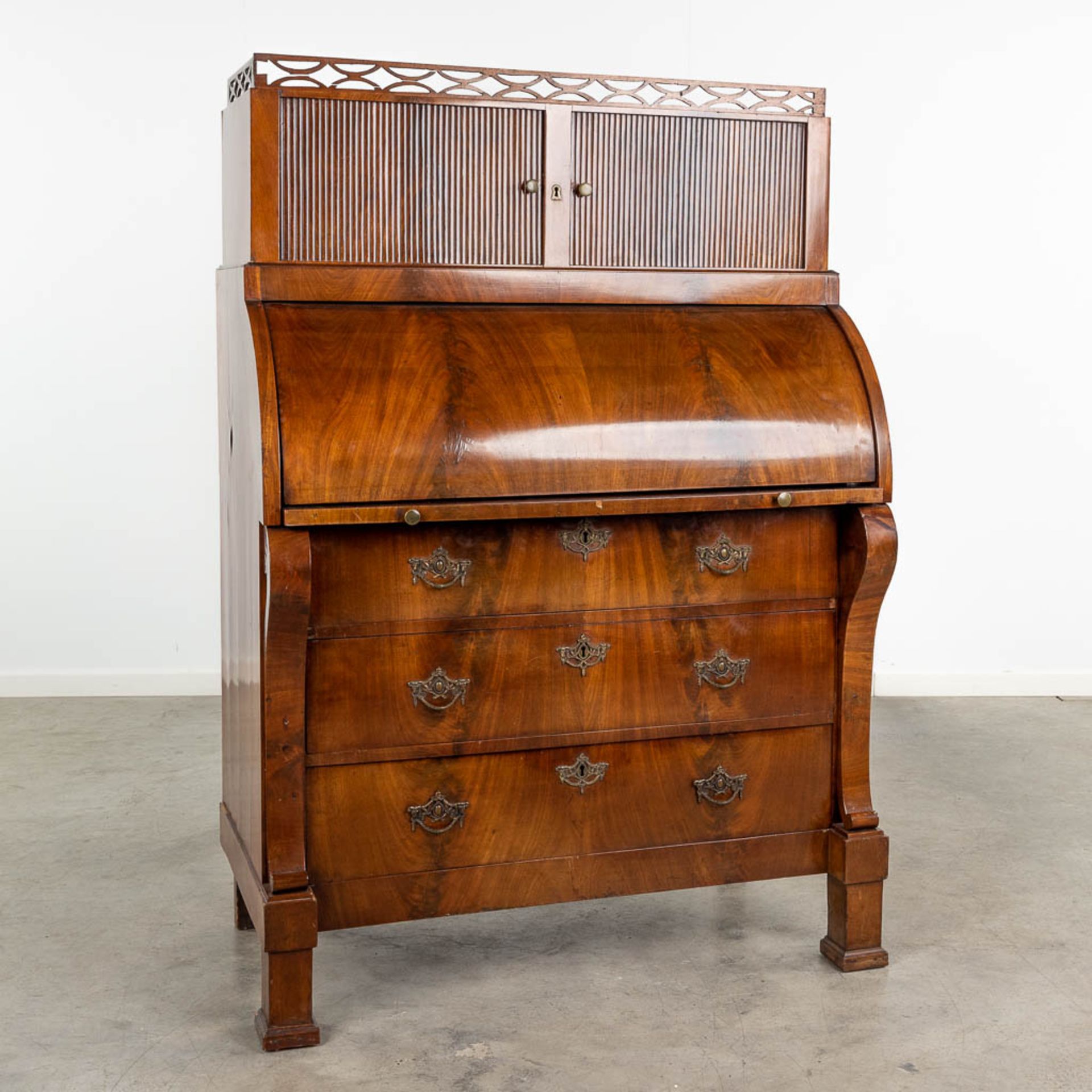 A commode Secretaire, with rolling shutters, mahogany veneer and a matching armchair. 19th century. - Bild 5 aus 25