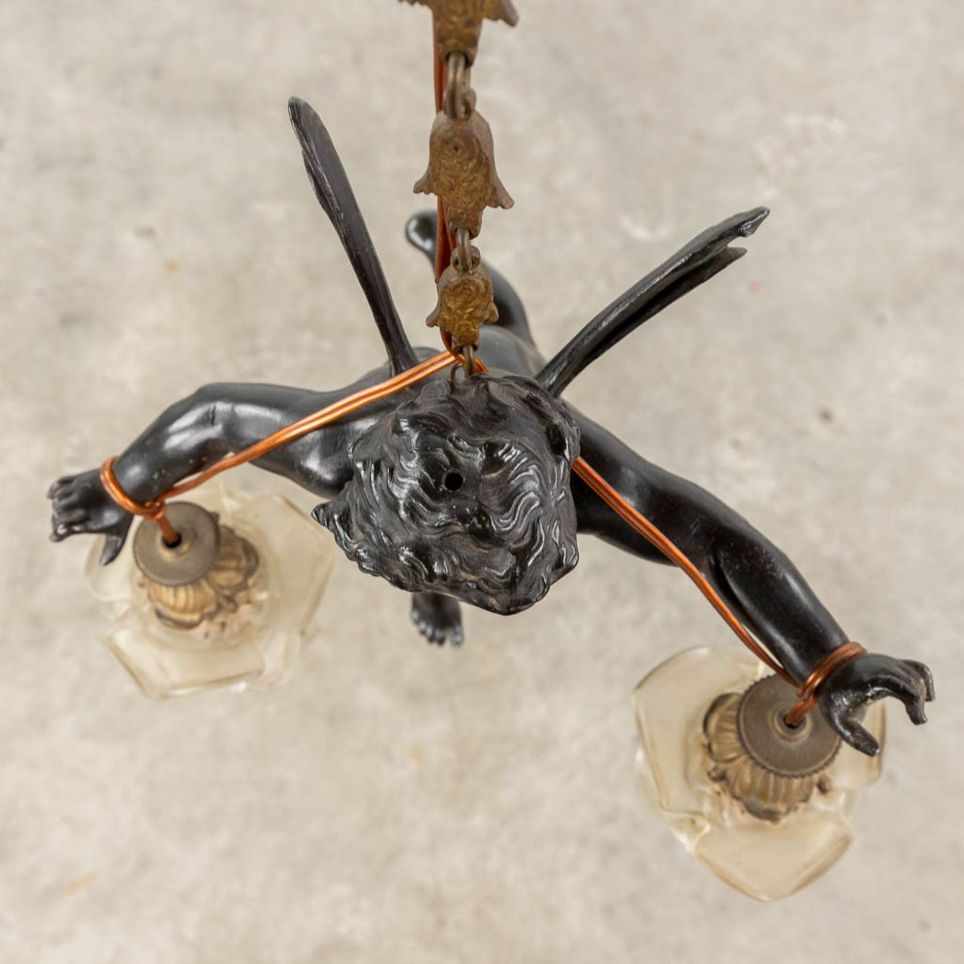 A hall lamp with a putto figurine, patinated bronze. Circa 1900. (W: 34 x H: 105 cm) - Image 9 of 10