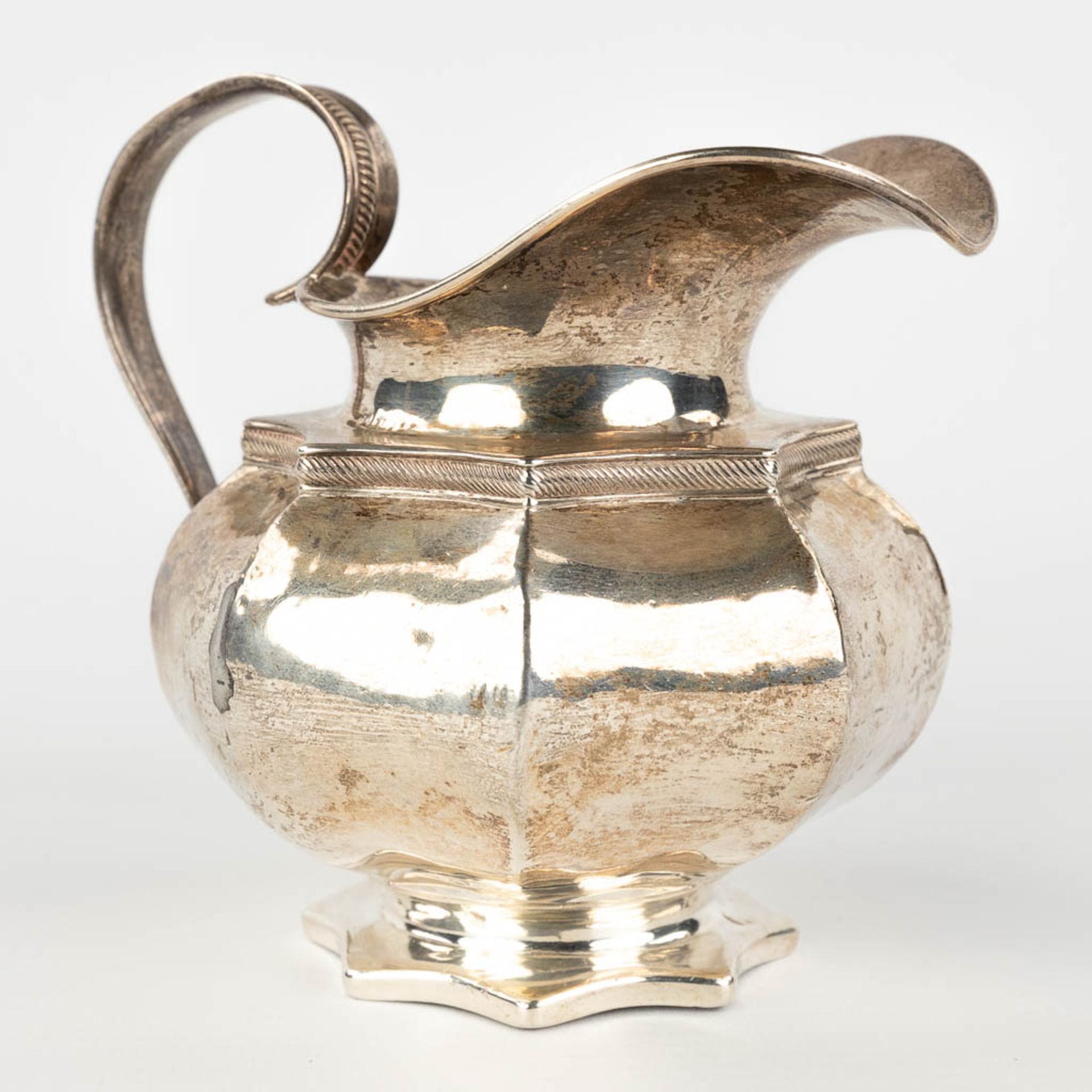 An antique milk jug, silver. The Netherlands, 19th C. 216g. (L: 10 x W: 12,5 x H: 12 cm)