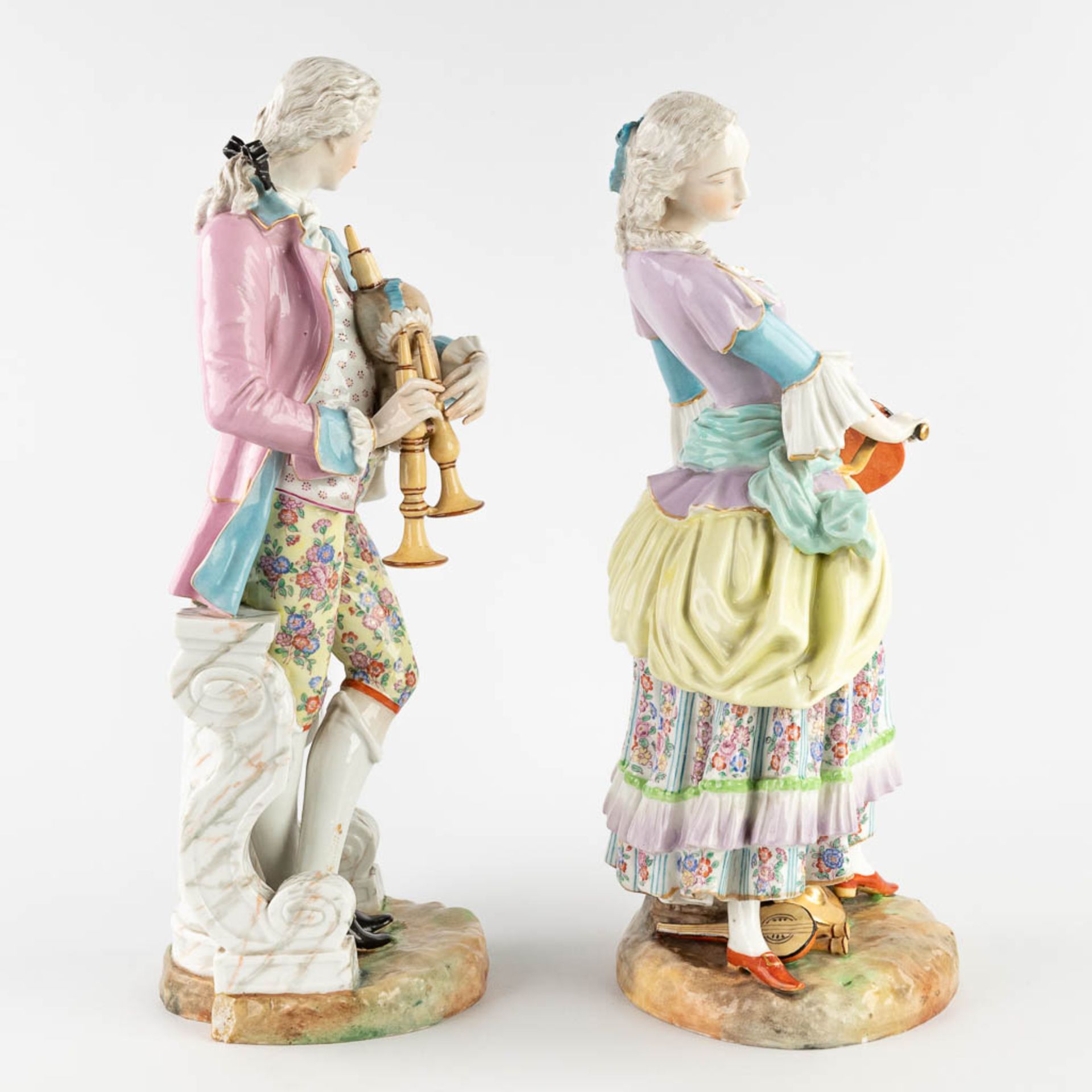A pair of figurines 'Musical man and wife' Meissner marks, 18th/19th century. (L: 16 x W: 16,5 x H: - Image 3 of 17