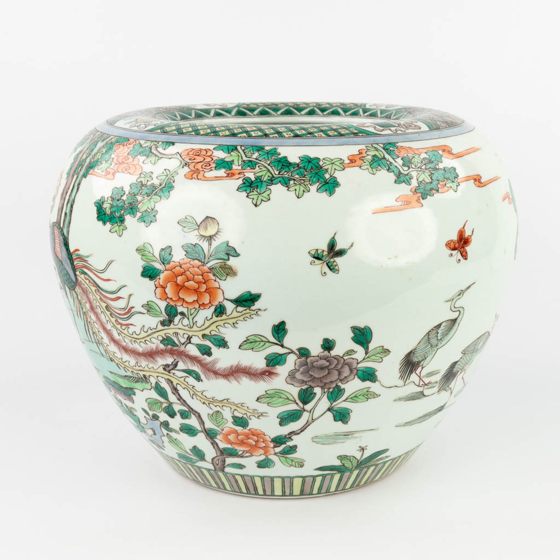 A large Chinese Famille Verte Cache-pot, decorated with cranes, peacocks and ducks. 19th/20th C. (H: - Image 3 of 15