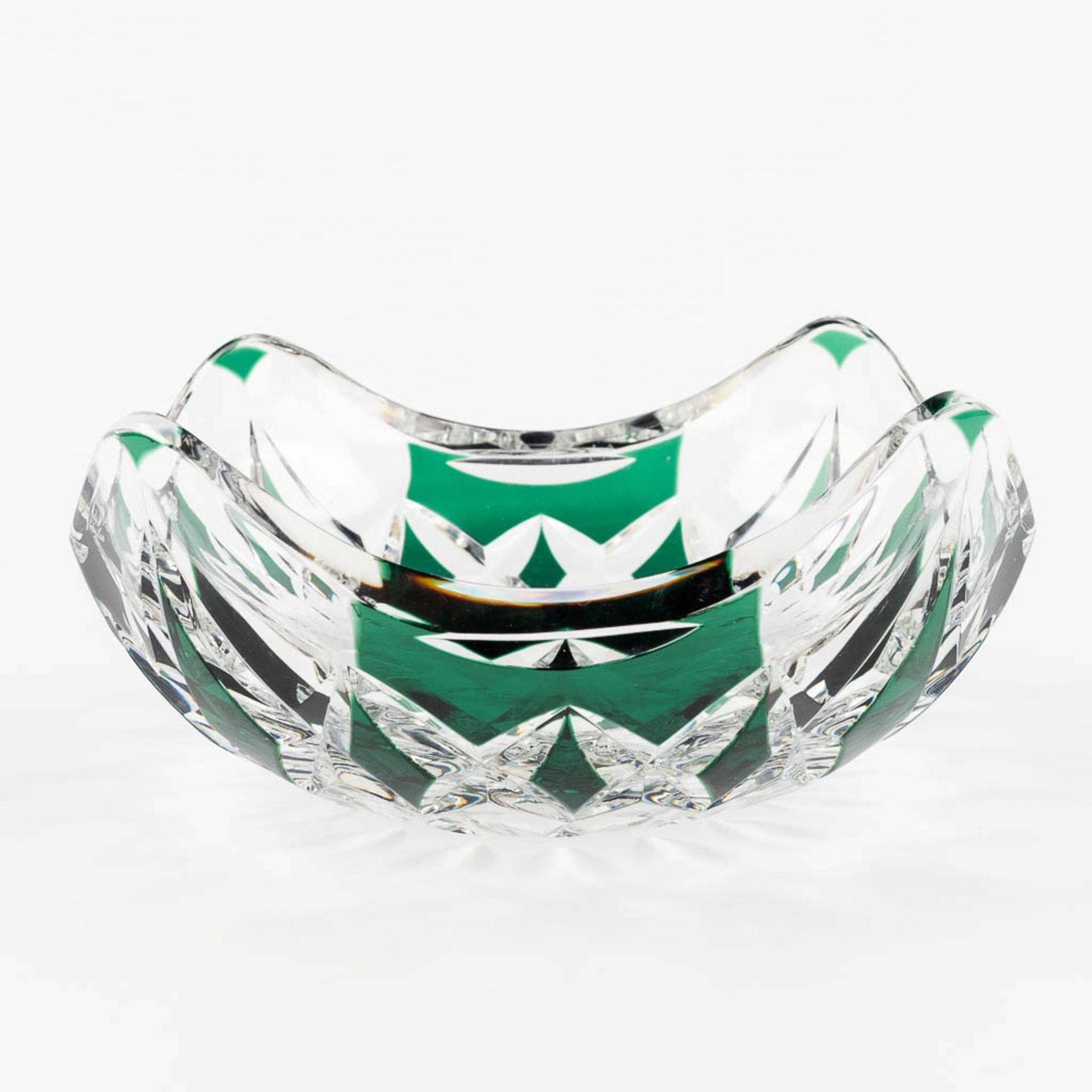 Val Saint Lambert, A large bowl, green cut crystal. (H: 11 x D: 25,5 cm) - Image 4 of 13